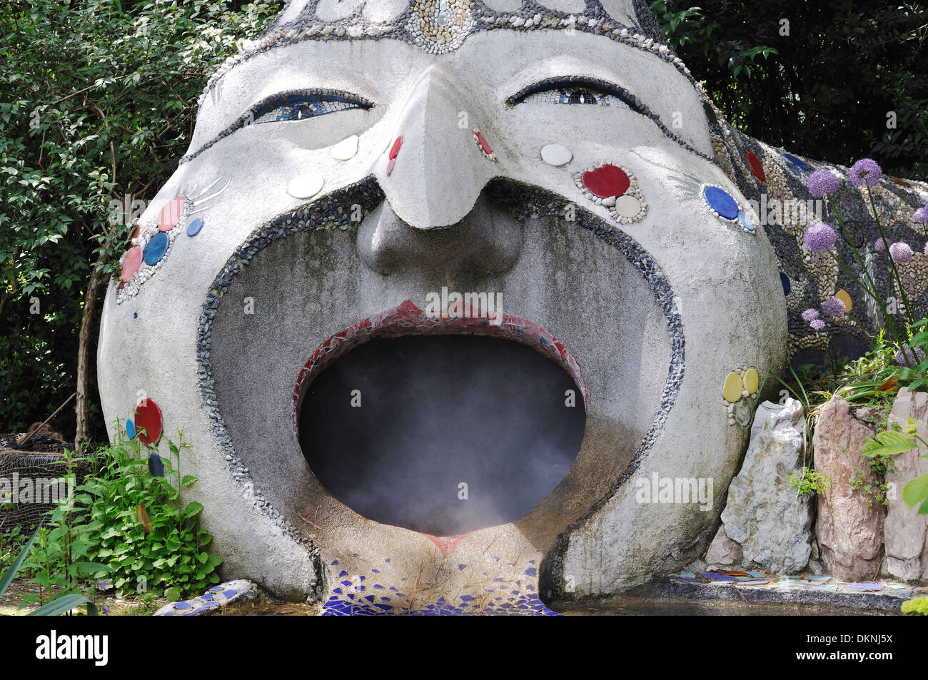 Il Dio della scultura d'acqua da Rudolf Hirt in Andre Heller Giardini Botanici, Gardone Riviera sul lago di Garda. Foto Stock