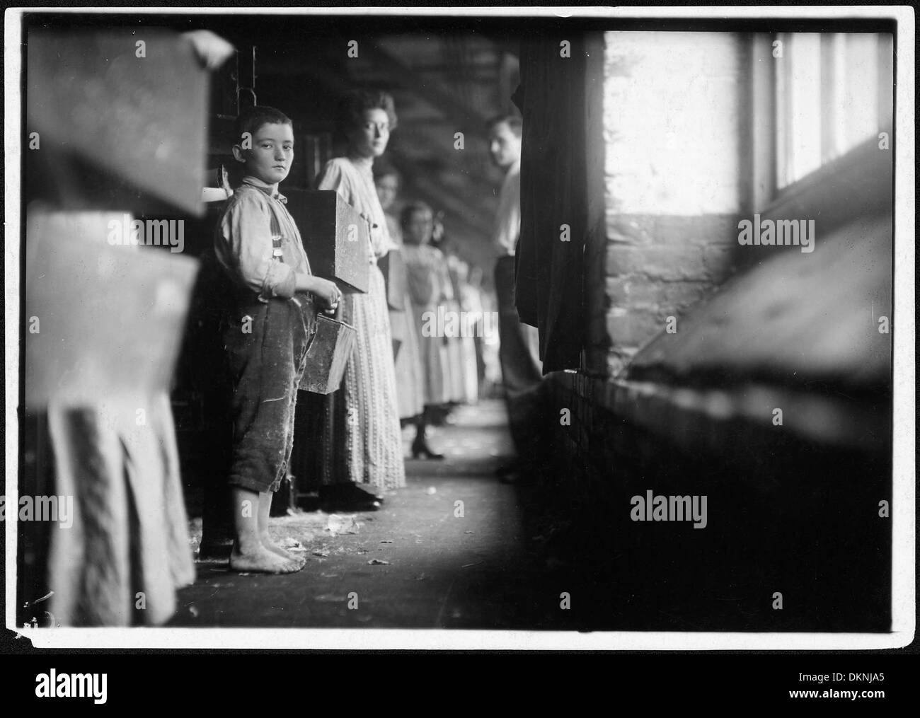 Un lavoratore regolare (doffer) in Richmond Spinning Mills. Foto durante le ore di lavoro. Chattanooga, Tennessee 523363 Foto Stock