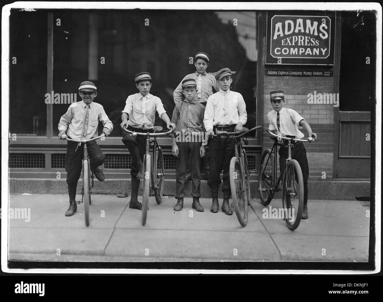 Questa fotografia cattura un gruppo di messaggeri postali, tra cui Wilmore Johnson, che è noto come il più piccolo del gruppo e che ha lavorato per un anno. L'immagine fornisce informazioni sui servizi postali dei primi anni del XX secolo. Foto Stock