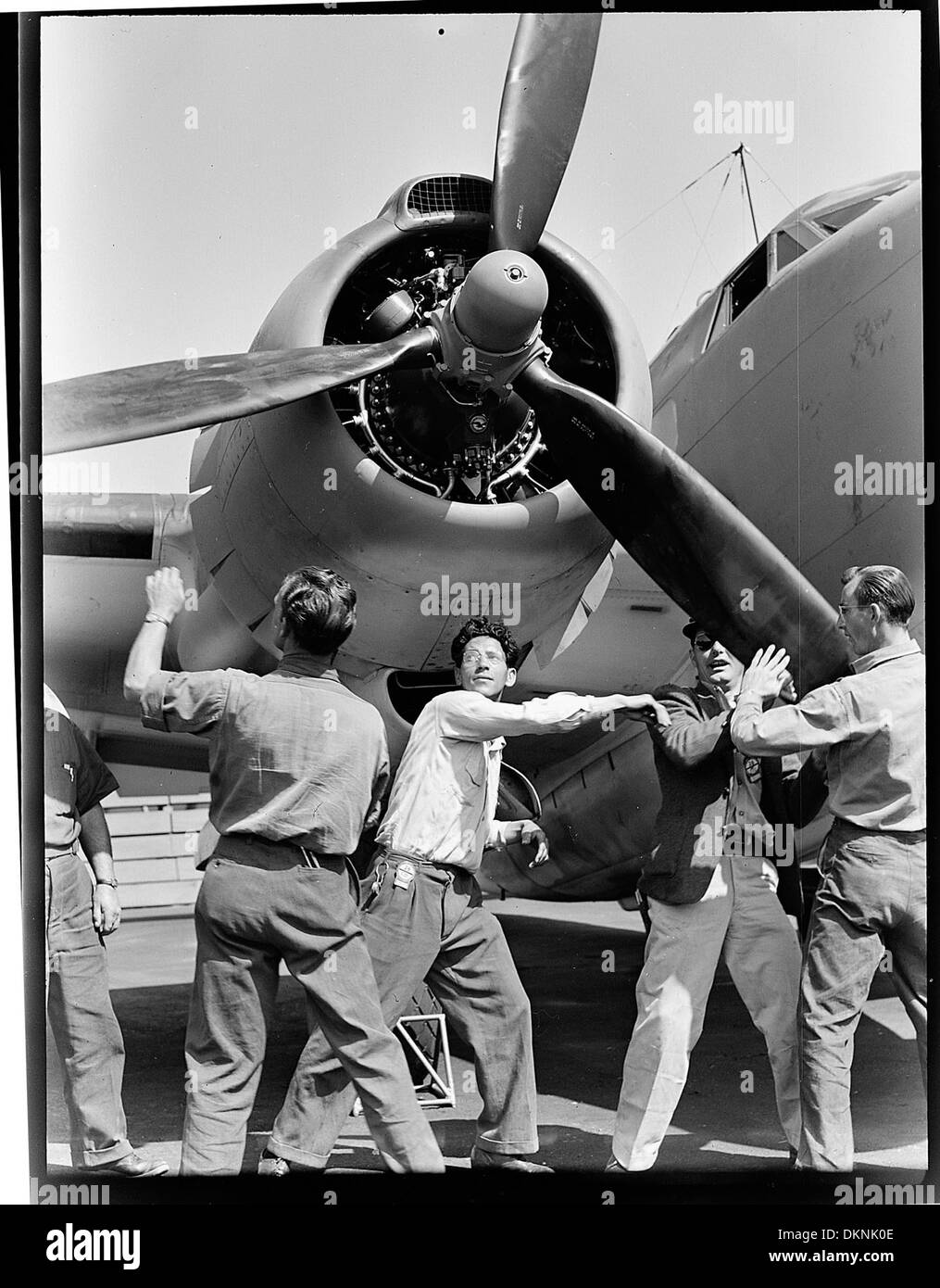 I lavoratori dello stabilimento Vega Aircraft di Burbank, California, controllano un aereo PV-1 completato facendo girare la sua elica. Il PV-1 fu un importante aereo durante la seconda guerra mondiale, utilizzato dalla Marina degli Stati Uniti. Foto Stock