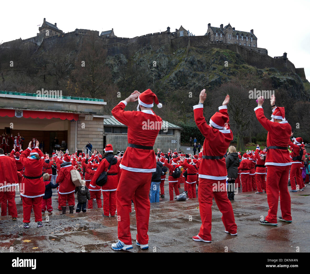 Edimburgo, Scozia UK. 8 Dic 2013. Scottish Christmas Santa Run, Princes Street Gardens Foto Stock