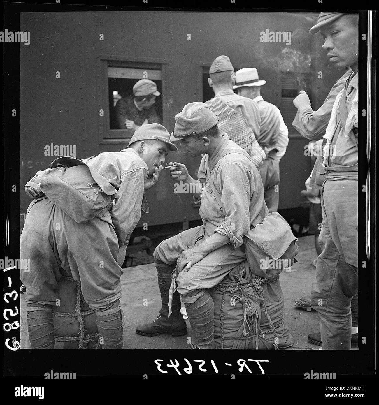 I soldati giapponesi dimessi salgono a bordo dei treni per tornare a casa dopo la seconda guerra mondiale, utilizzando il trasporto gratuito fornito come parte degli sforzi di reintegrazione post-bellica. Foto Stock