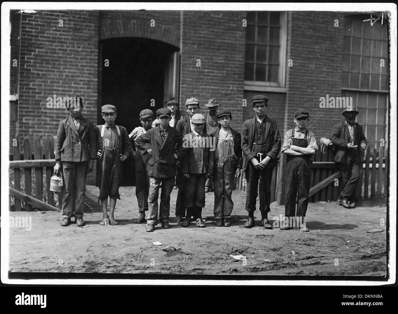 Un gruppo di lavoratori è fotografato presso la Sagamore Manufacturing Company di Fall River, Massachusetts. L'azienda è stata un attore chiave nell'industria tessile, fornendo posti di lavoro a molti nella regione durante l'era industriale. Foto Stock