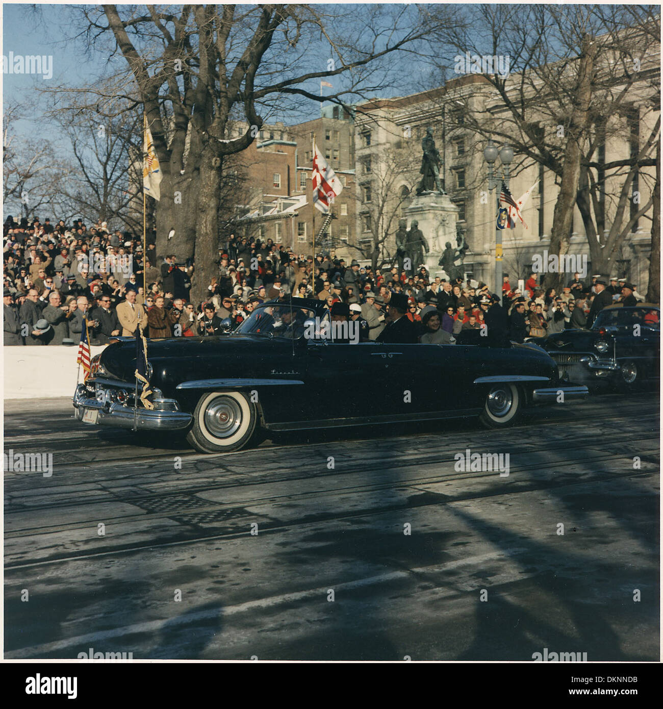 Questa fotografia cattura il Presidente e la First Lady in limousine durante una parata inaugurale su Pennsylvania Avenue a Washington, D.C., con spettatori che fiancheggiano le strade durante la cerimonia del 1942. Foto Stock