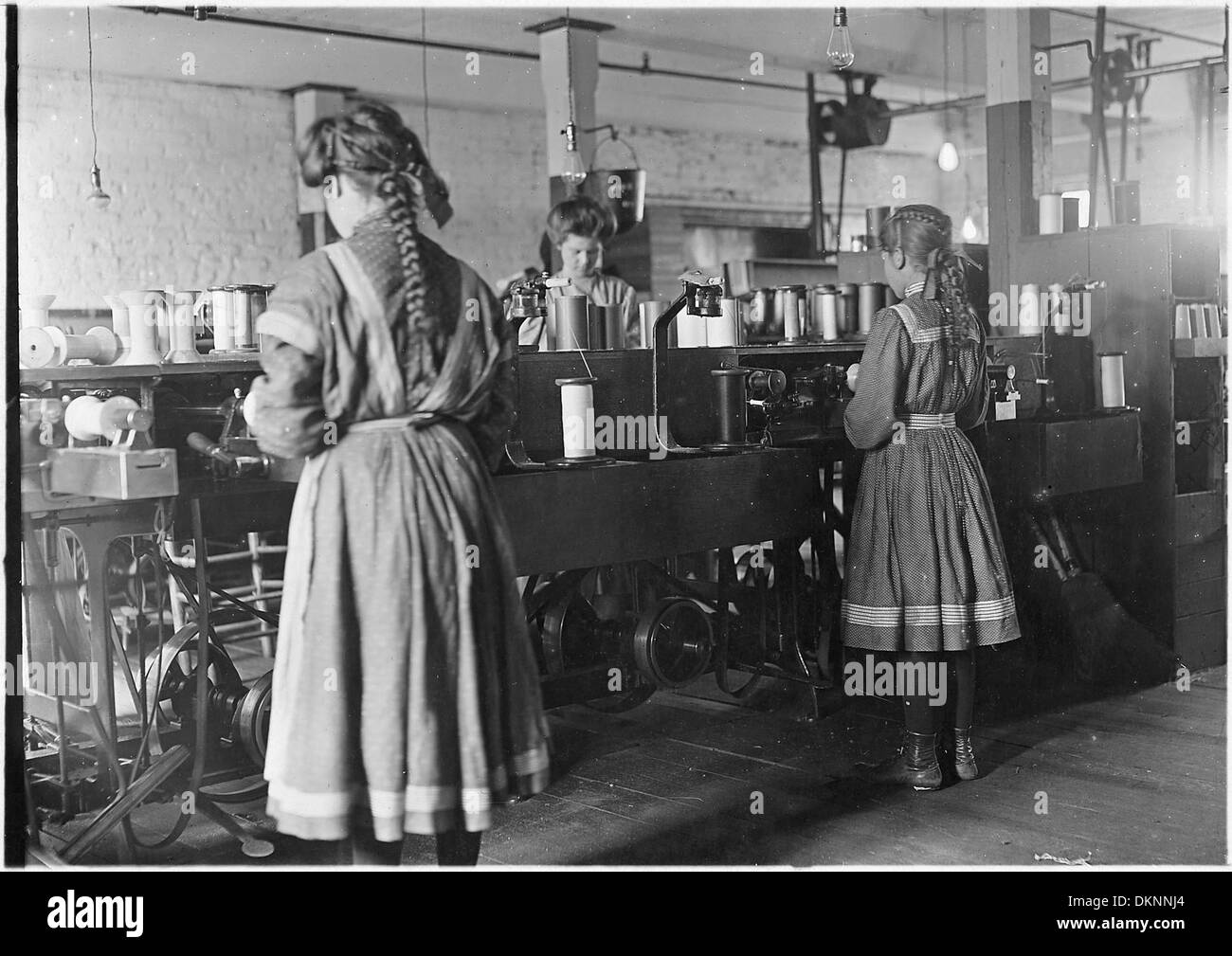 Un lavoratore nel reparto Spool Cotton della Bibb Manufacturing Company di Macon, Georgia. L'azienda era un importante produttore tessile nella regione, fornendo prodotti di cotone tra l'inizio e la metà del XX secolo. Foto Stock