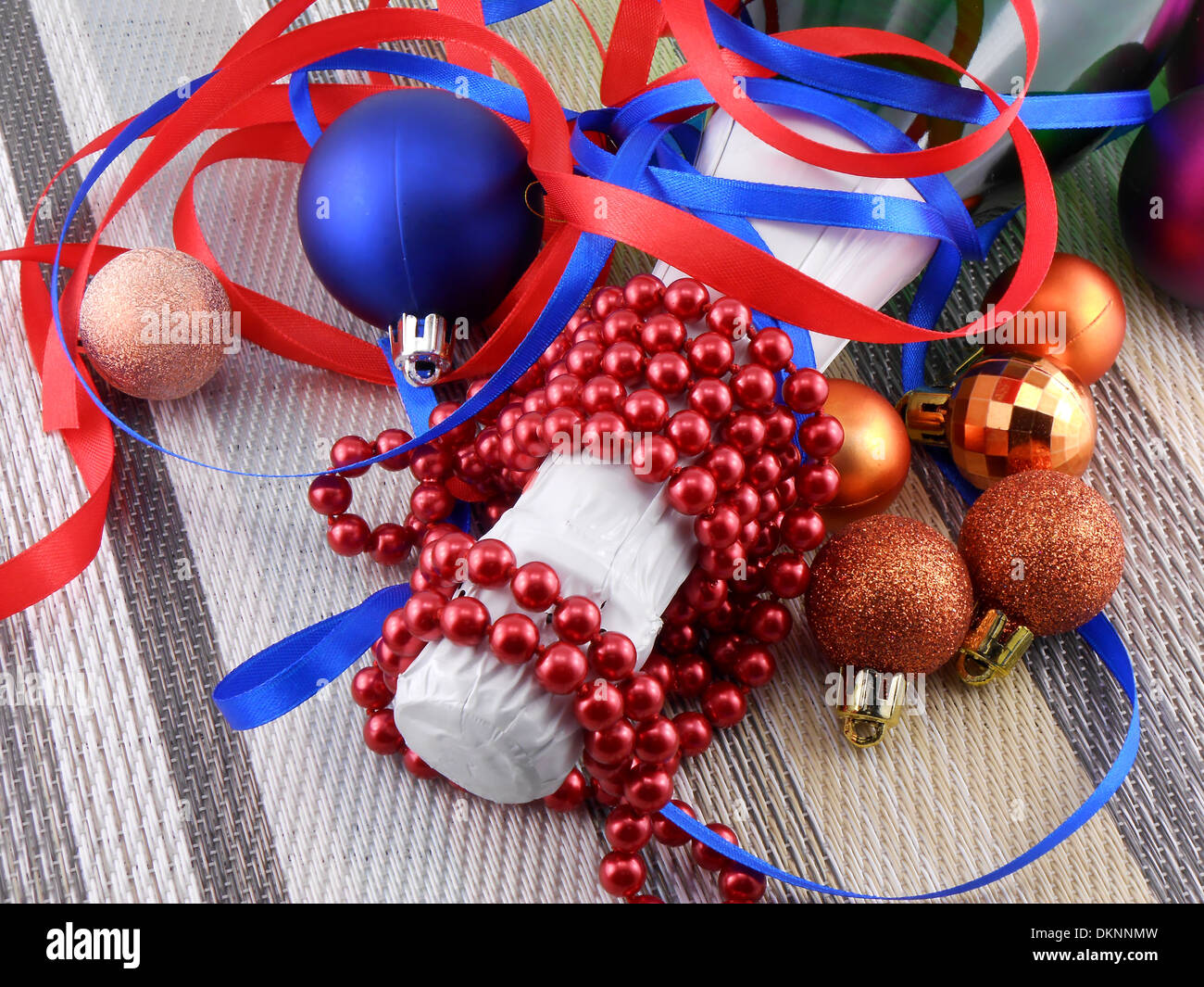 Vino e perle, palle di Natale set e scheda vuota Foto Stock