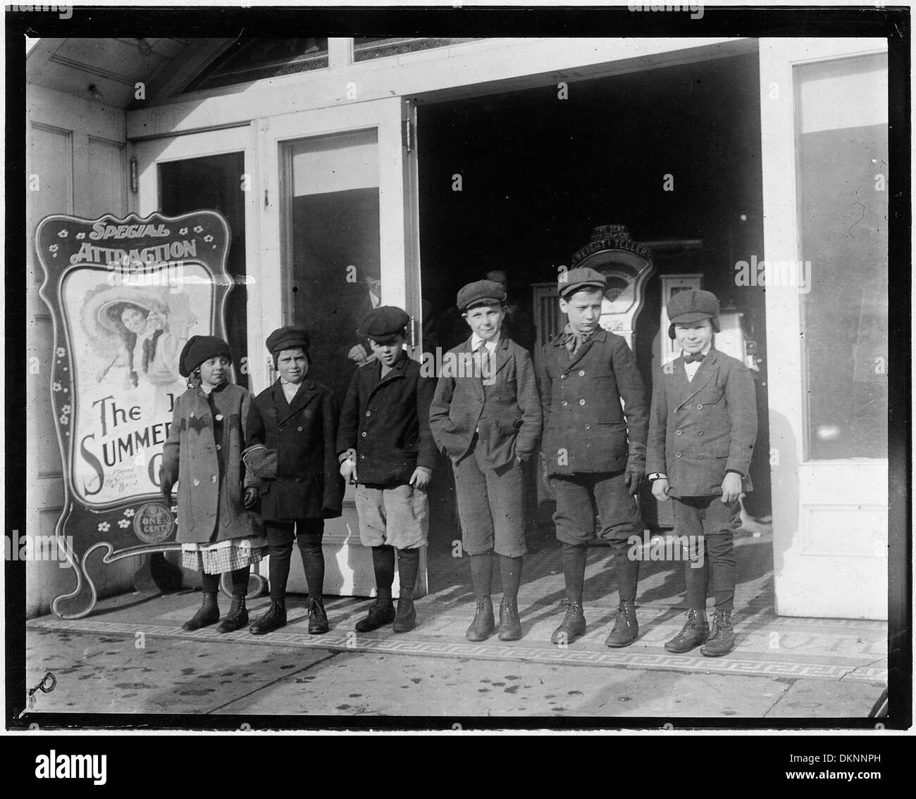 I bambini giocano in una sala giochi alle 13:30, a Schenectady, New York, dove gli orari scolastici a metà orario consentivano attività ricreative pomeridiane. Foto Stock