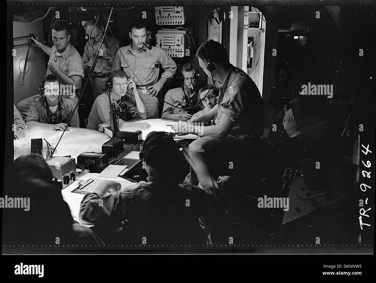 CDR. A. Fleming, direttore di caccia, nella stanza di trama di USS Lexington (CV-16) durante uno sciopero nel Gilbert %%%%%%%5Eamp... 520799 Foto Stock