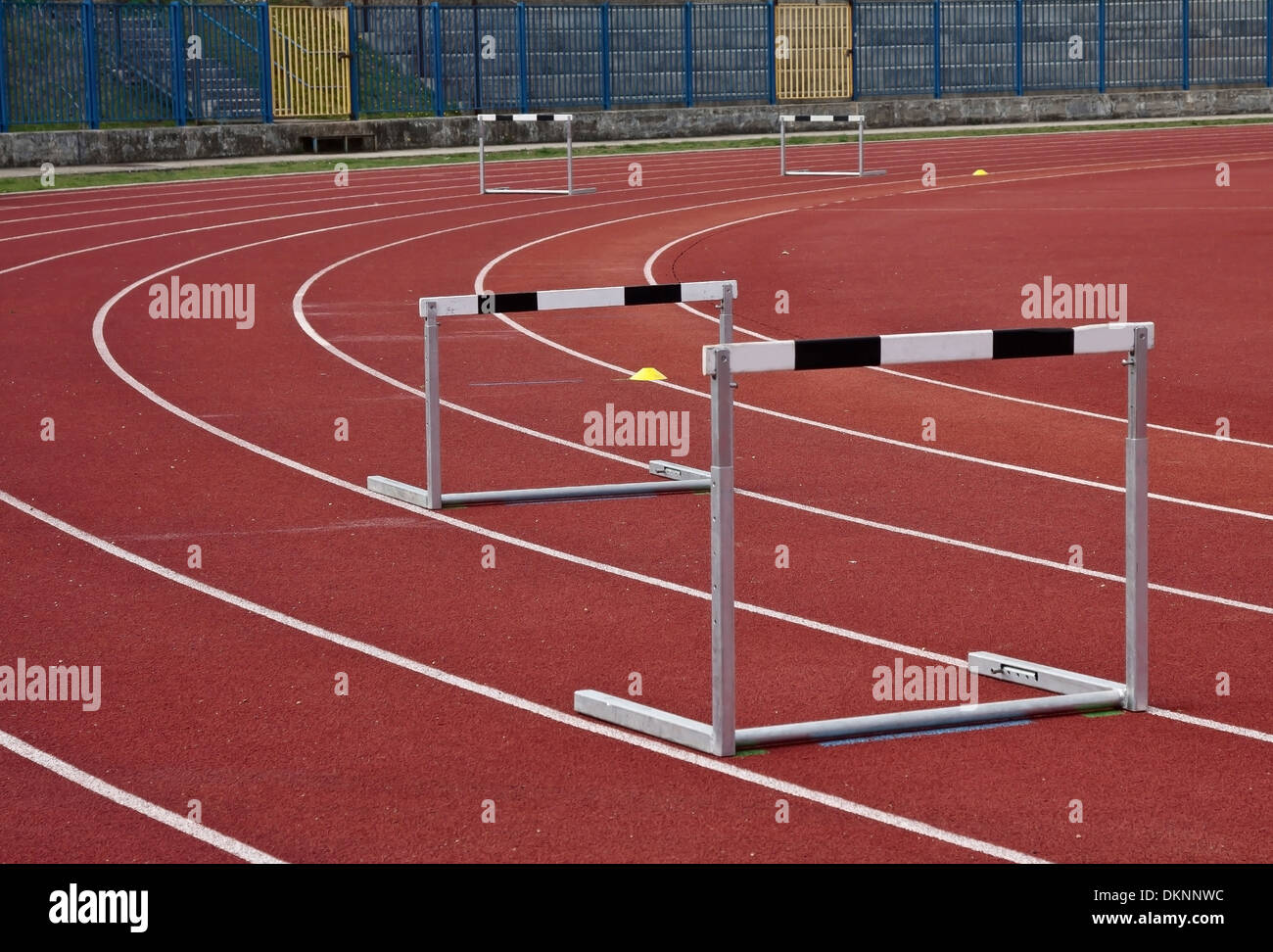 Athletic Stadium e alcuni ostacoli nelle linee di atletica Foto Stock