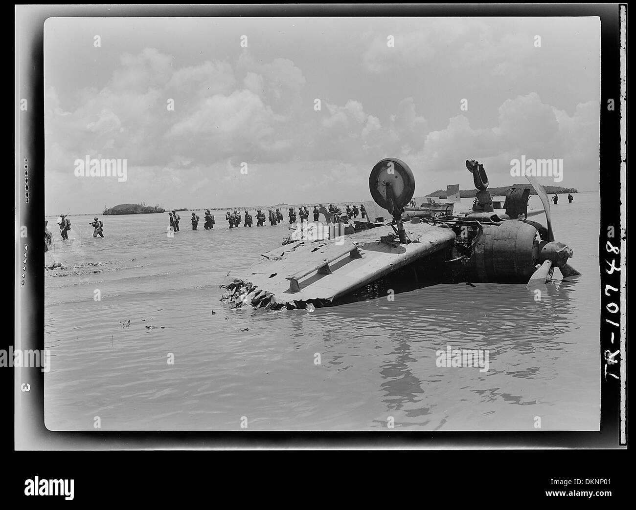 Marines spostare passato scatafascio Jap dive bomber sul modo di Agat sulla spiaggia di Guam. 520965 Foto Stock