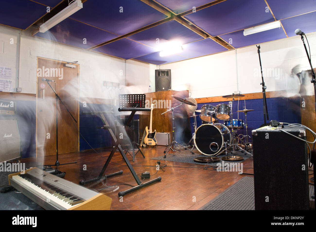 Una banda a esercitarsi in una musica prove generali di studio. Foto Stock