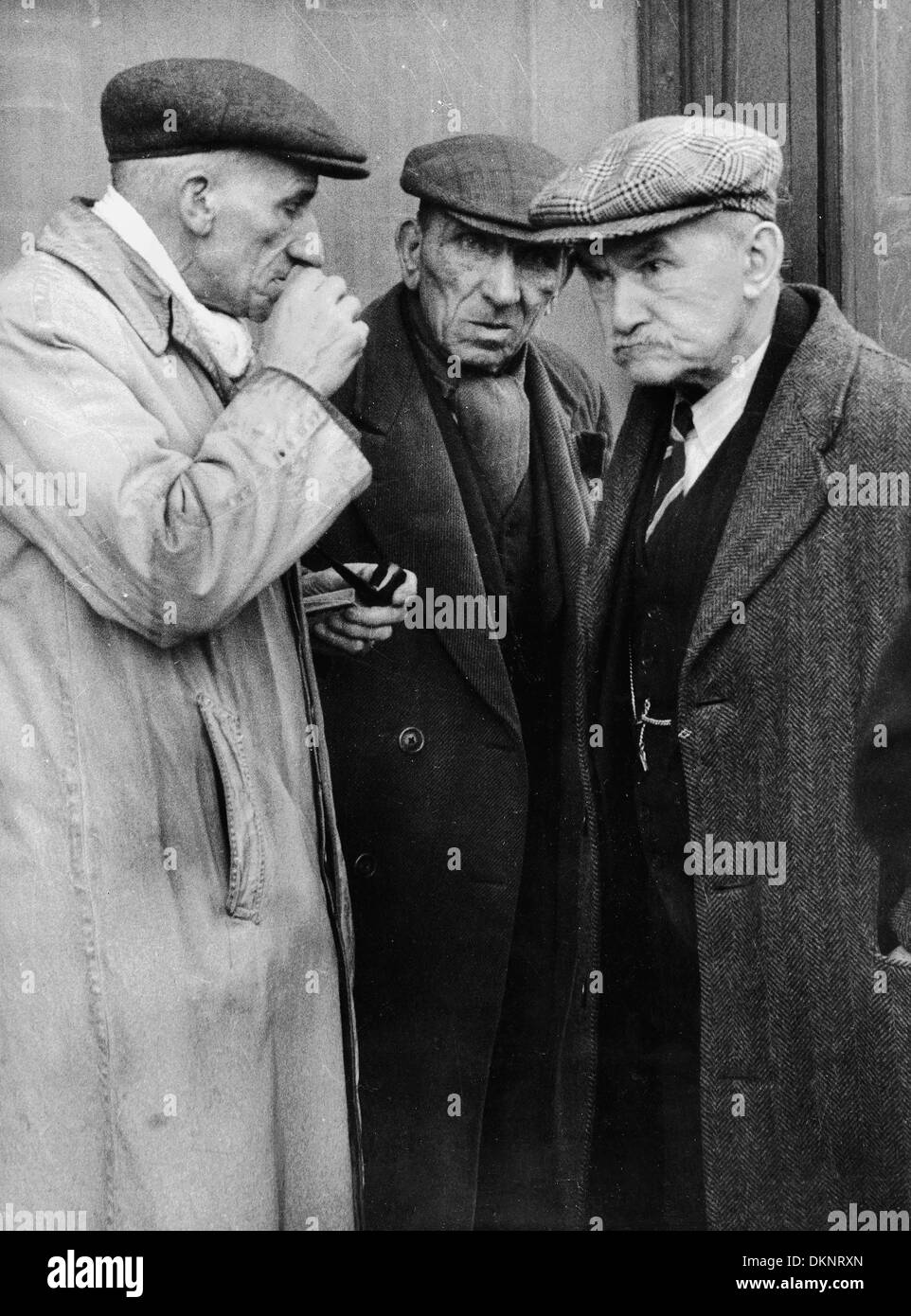 Il vecchio gli uomini indossano cappucci panno in Dudley, West Midlands, Regno Unito Regno Unito 1954 Foto Stock