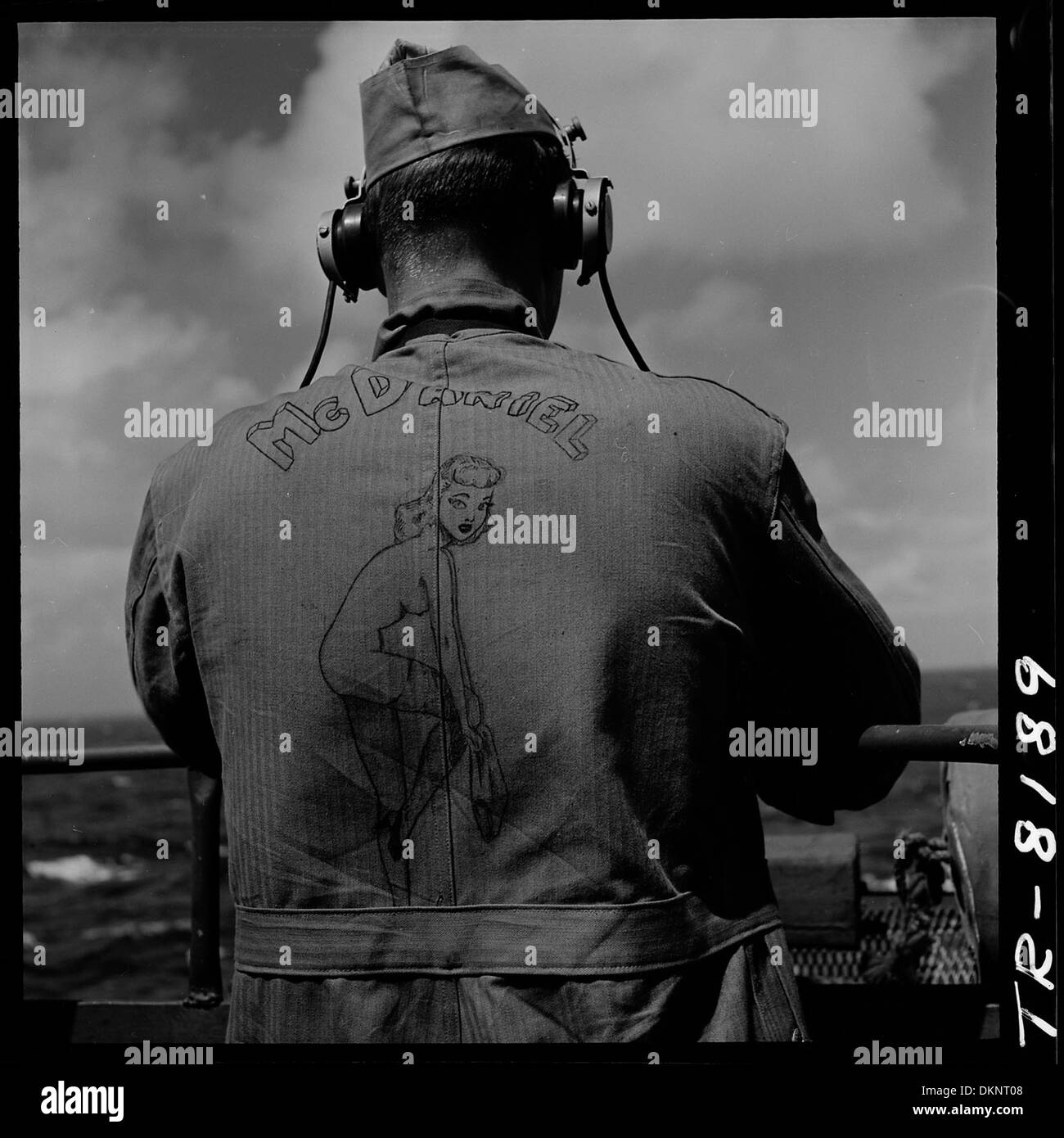 Il soldato Elmer McDaniel, corpo dei Marines degli Stati Uniti, decorò il retro del suo jumper di lavoro con un simbolo che chiamò pesca "Jawja" mentre era a bordo della USS durante il suo servizio. Foto Stock