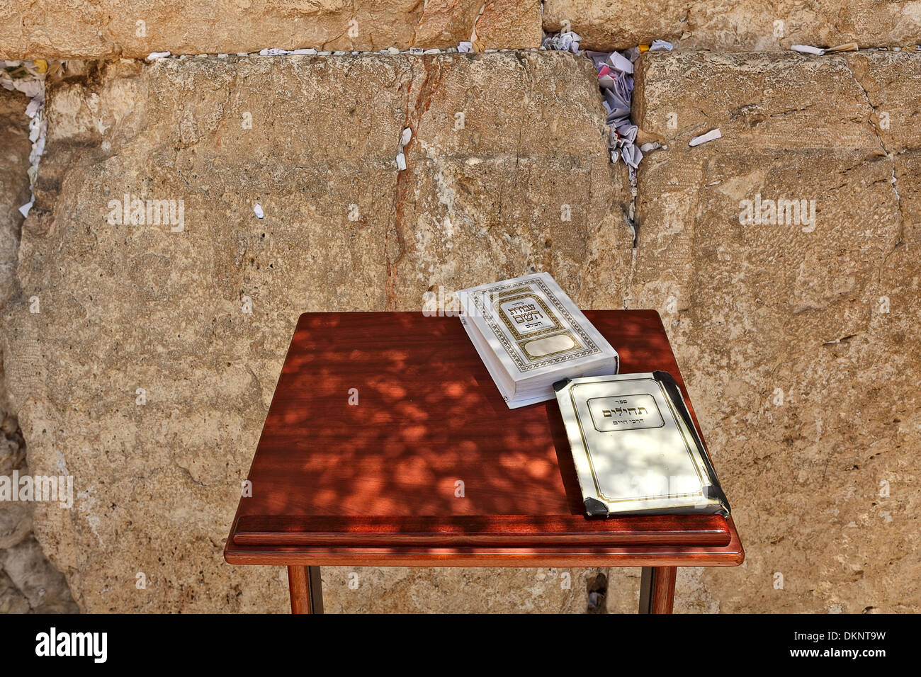 Siddur e il libro dei Salmi sul piccolo tavolo in legno a parete occidentale (aka il Muro del Pianto) a Gerusalemme, Israele. Foto Stock