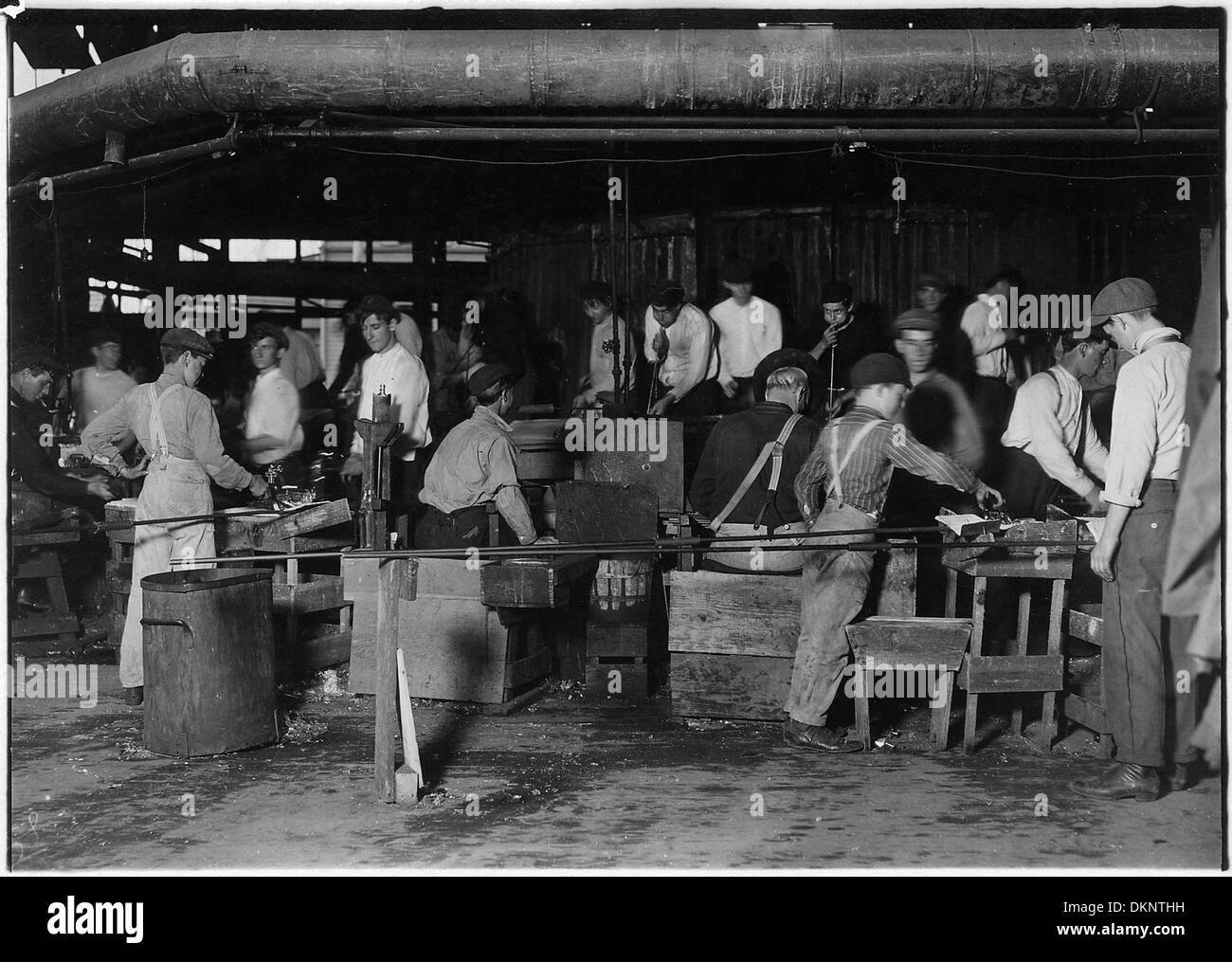 Una scena di More-Jonas Glass Works a Bridgeton, New Jersey, che cattura il processo di produzione del vetro. Foto Stock