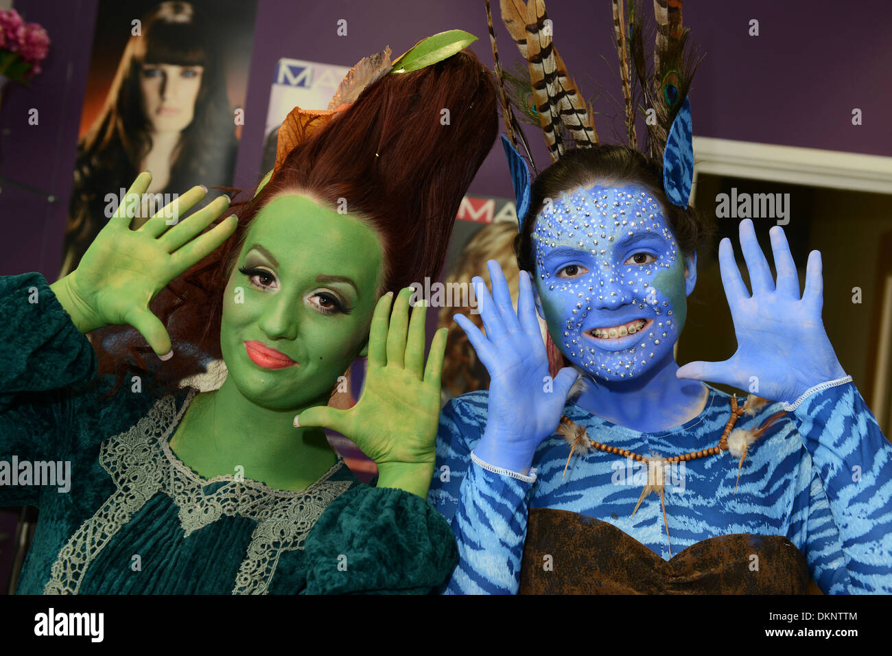 La modellazione di fantasia e di acconciatura trucco studenti Kathryn Wharton e Jamine Roberts-Wain Foto Stock