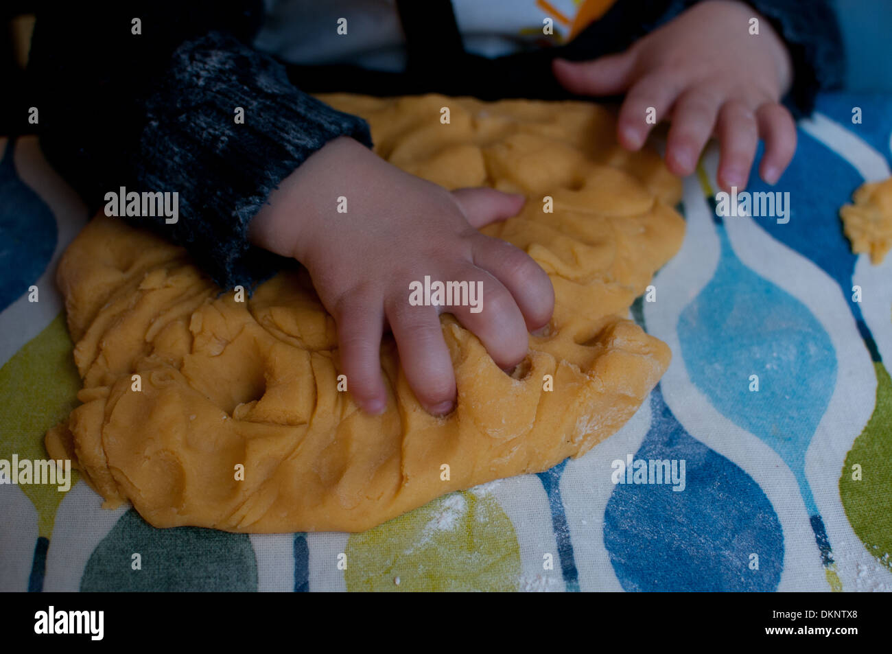 Bambino con fatti in casa a base di pasta di riproduzione Foto Stock