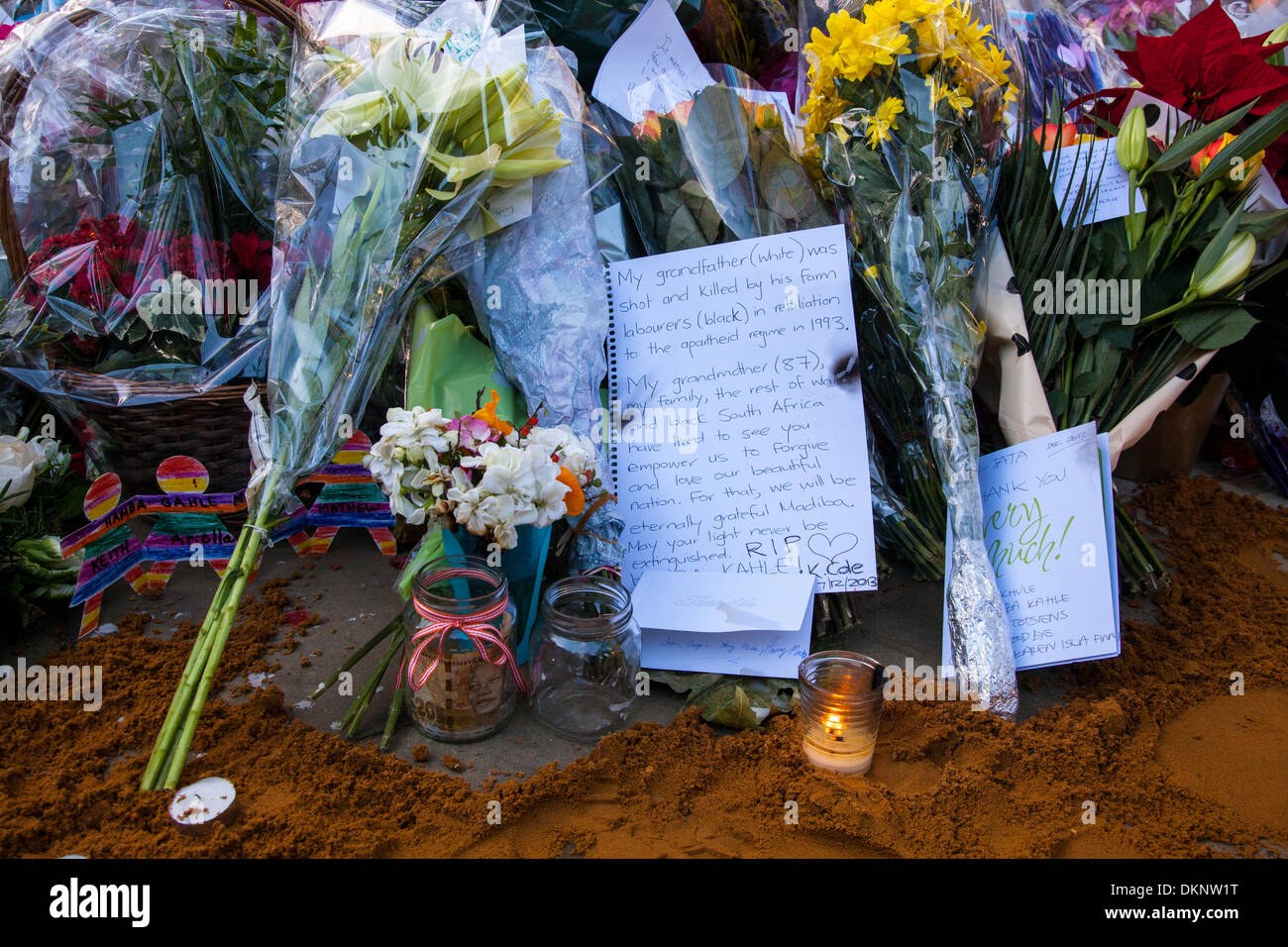 Londra, Regno Unito. 8 Dicembre 2013: Omaggi sono versati a Nelson Mandela a Piazza del Parlamento, London, Regno Unito Credito: galit seligmann/Alamy Live News Foto Stock