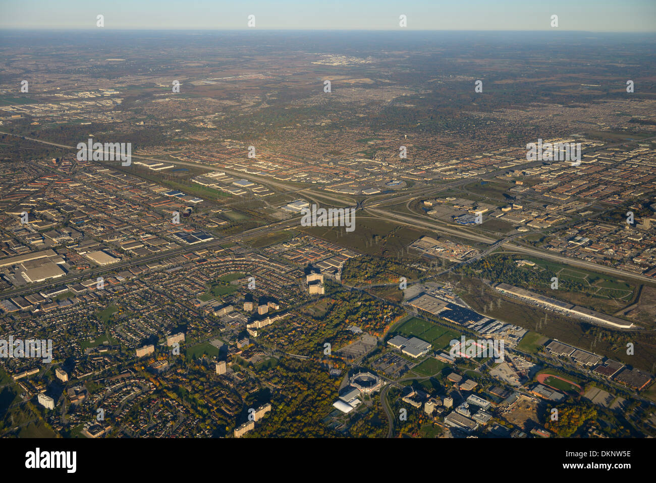 Vista aerea del nord ovest york university con autostrada 407 e 400 a Toronto e Vaughan canada Foto Stock