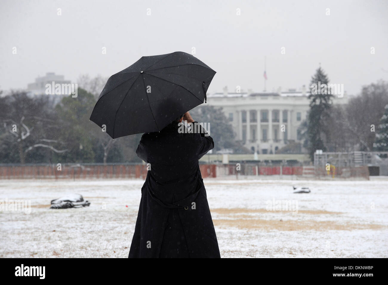 (131208) -- WASHINGTON D.C., 8 dicembre, 2013 (Xinhua) -- un turista prende le foto della Casa Bianca a Washington DC, 8 dicembre, 2013. (Xinhua/Zhang Jun) Foto Stock