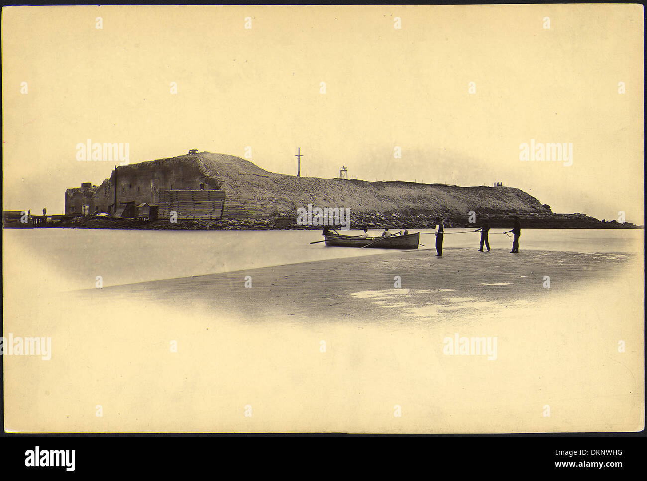 Fort Sumter, situato nella Carolina del Sud, è storicamente significativo per il suo ruolo nella guerra civile americana. Il forte è noto come il luogo dei primi colpi sparati durante la guerra, segnando l'inizio del conflitto nel 1861. Foto Stock