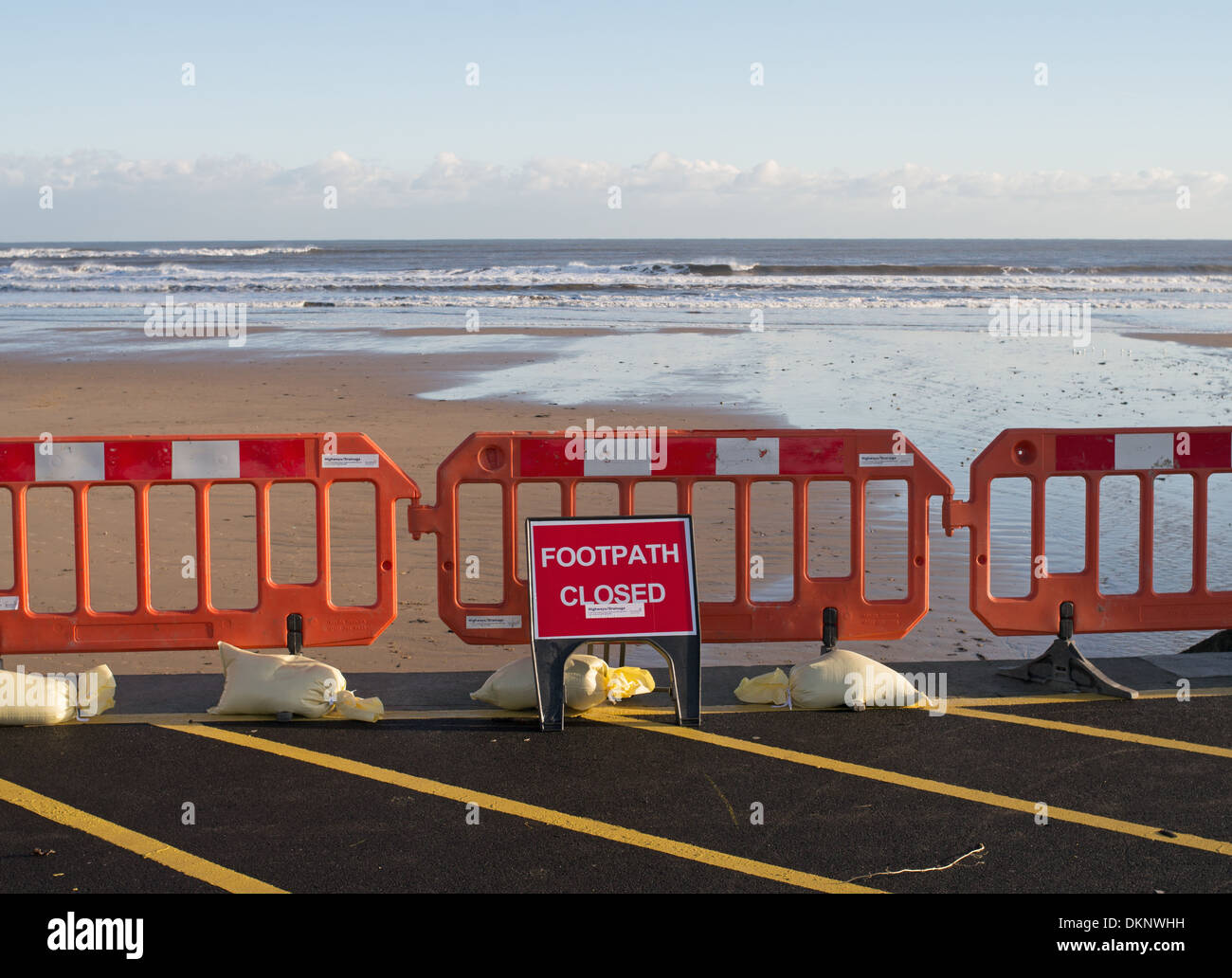 La spiaggia chiusa a causa della predetta alte maree Roker Sunderland, North East England Regno Unito Foto Stock