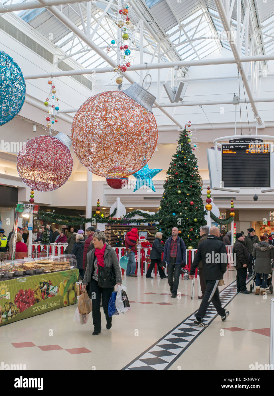 Le decorazioni di Natale e gli acquirenti entro i ponti shopping centre Sunderland, North East England Regno Unito Foto Stock