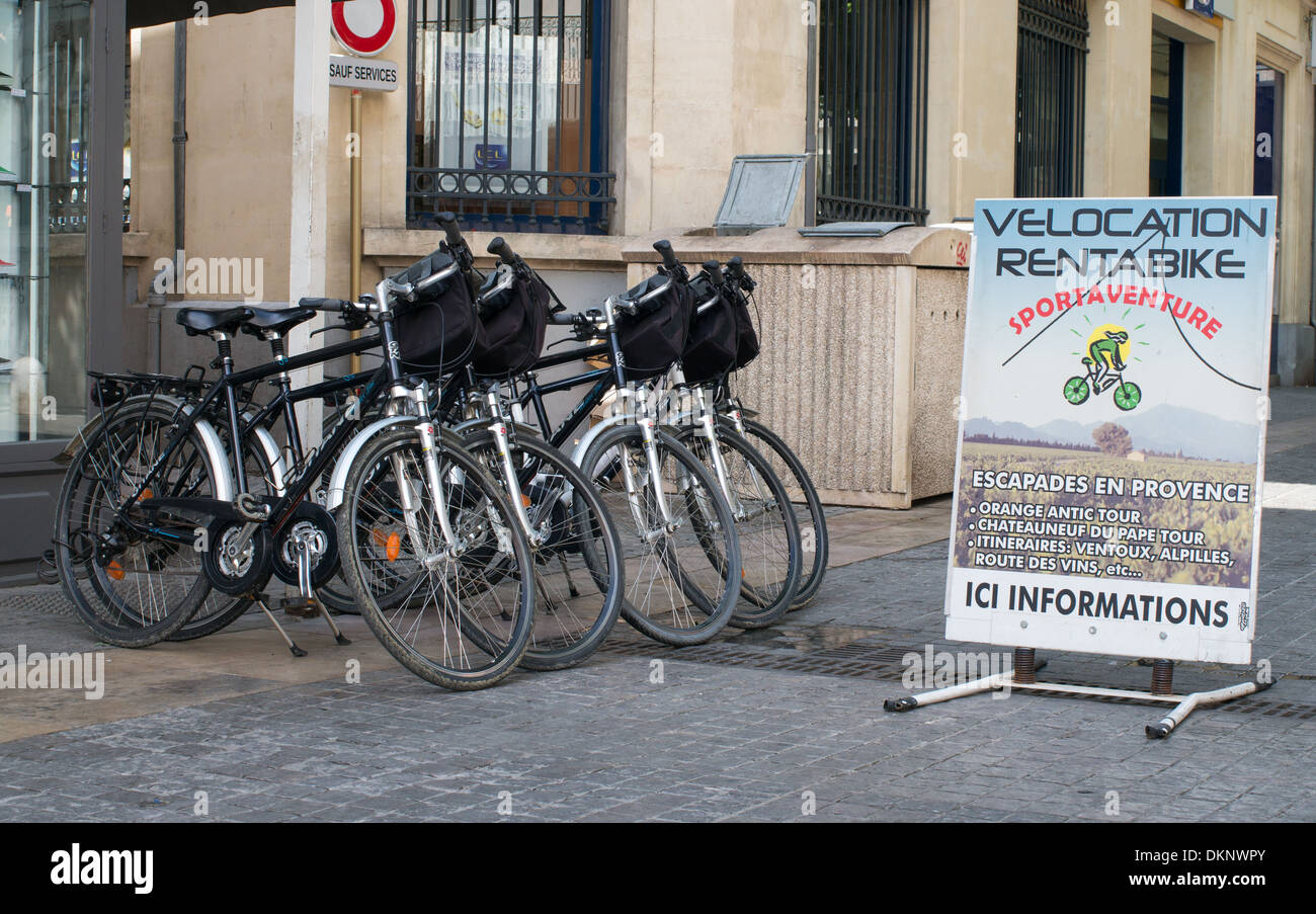 Biciclette a noleggio all'interno di Orange a sud est della Francia, Europa Foto Stock