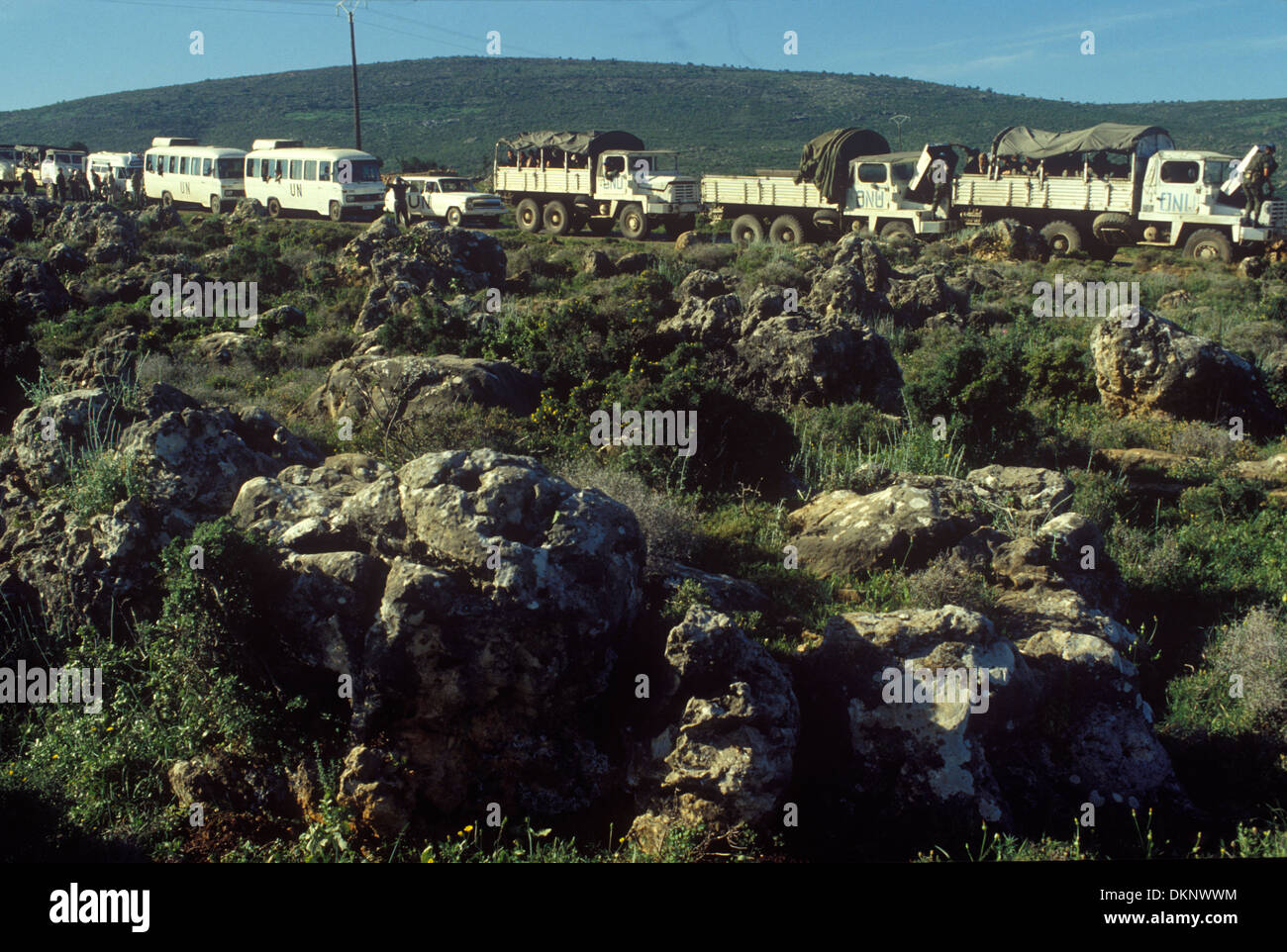 Forze interinali delle Nazioni Unite per il mantenimento della pace UNIFIL in Libano. Guardiani della pace delle Nazioni Unite, il 46° battaglione irlandese, un convoglio di camion, truppe in uscita, in partenza. Libano meridionale, anni '1980 1980, HOMER SYKES Foto Stock