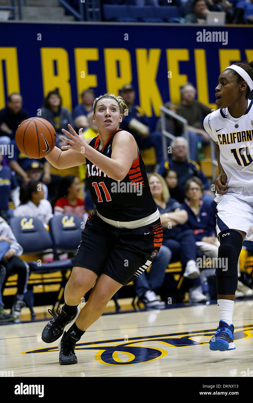 Berkeley, CA, Stati Uniti d'America. Il 7 dicembre, 2013. 07 dic 2013 - Berkeley CA USA Pacific G # 11 Madison Parrish con una baseline lay up passare Cal Freshman # 10 Mercedes Jefflo durante il NCAA Womens gioco di basket tra Pacific University tigri e California Golden Bears 68-66 le ore di lavoro straordinario perso a Hass Pavilion Berkeley Calif © csm/Alamy Live News Foto Stock