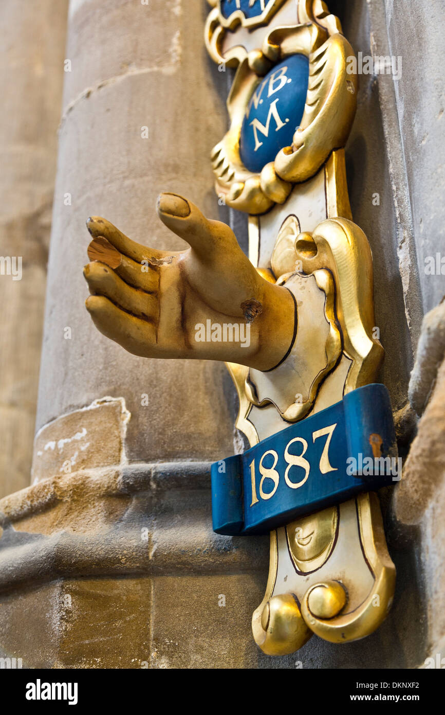 Scultura a mano a King's Lynn Minster, Norfolk, Inghilterra Foto Stock
