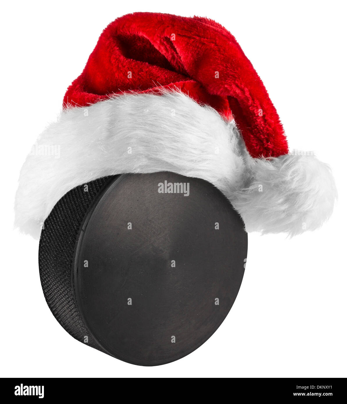 Santa hat sull'hockey su ghiaccio puck su sfondo bianco Foto Stock