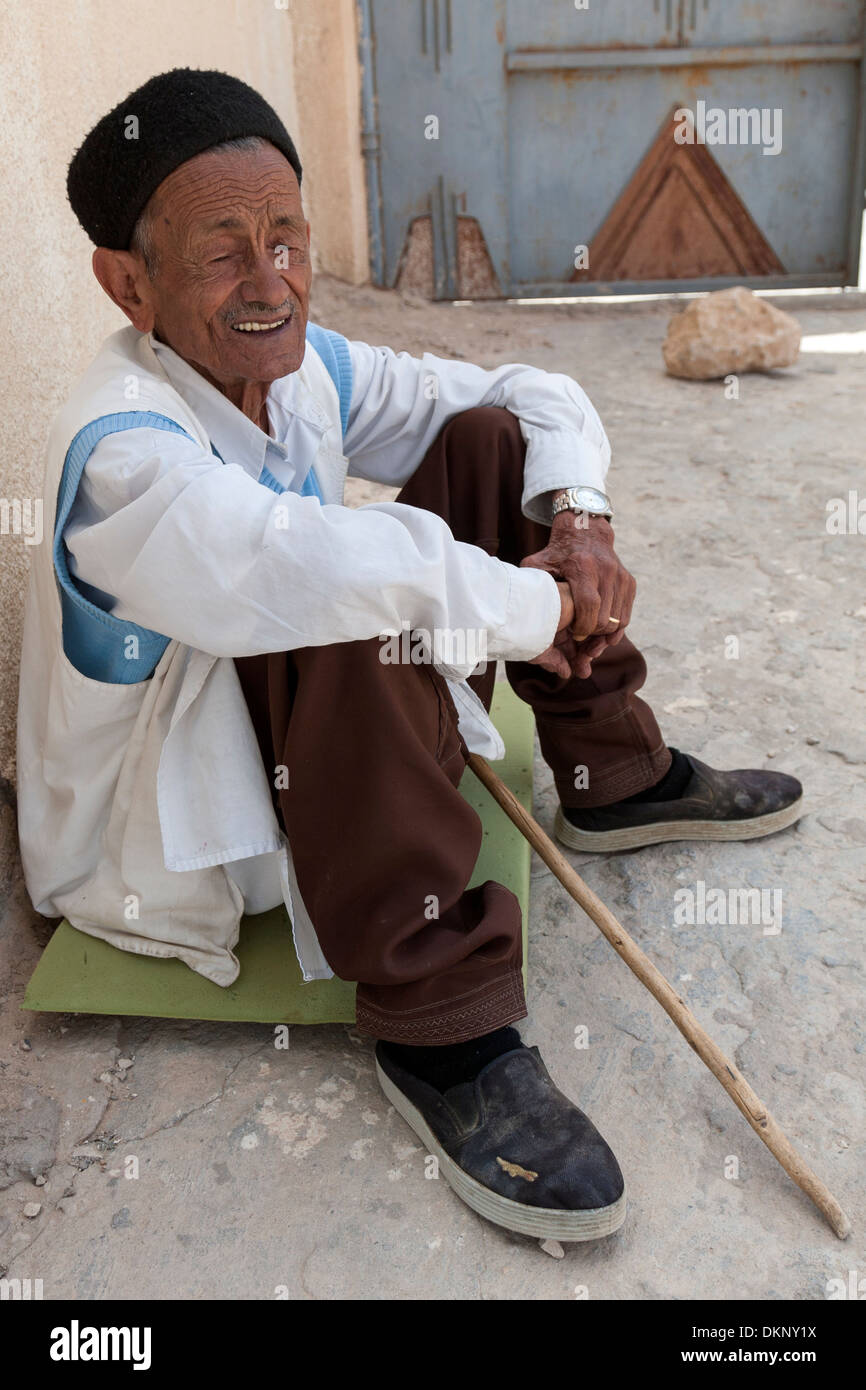 Libia, Yafran (Yefren). Residente locale nel tradizionale abbigliamento libico e tunisino Hat (Chechia). Foto Stock