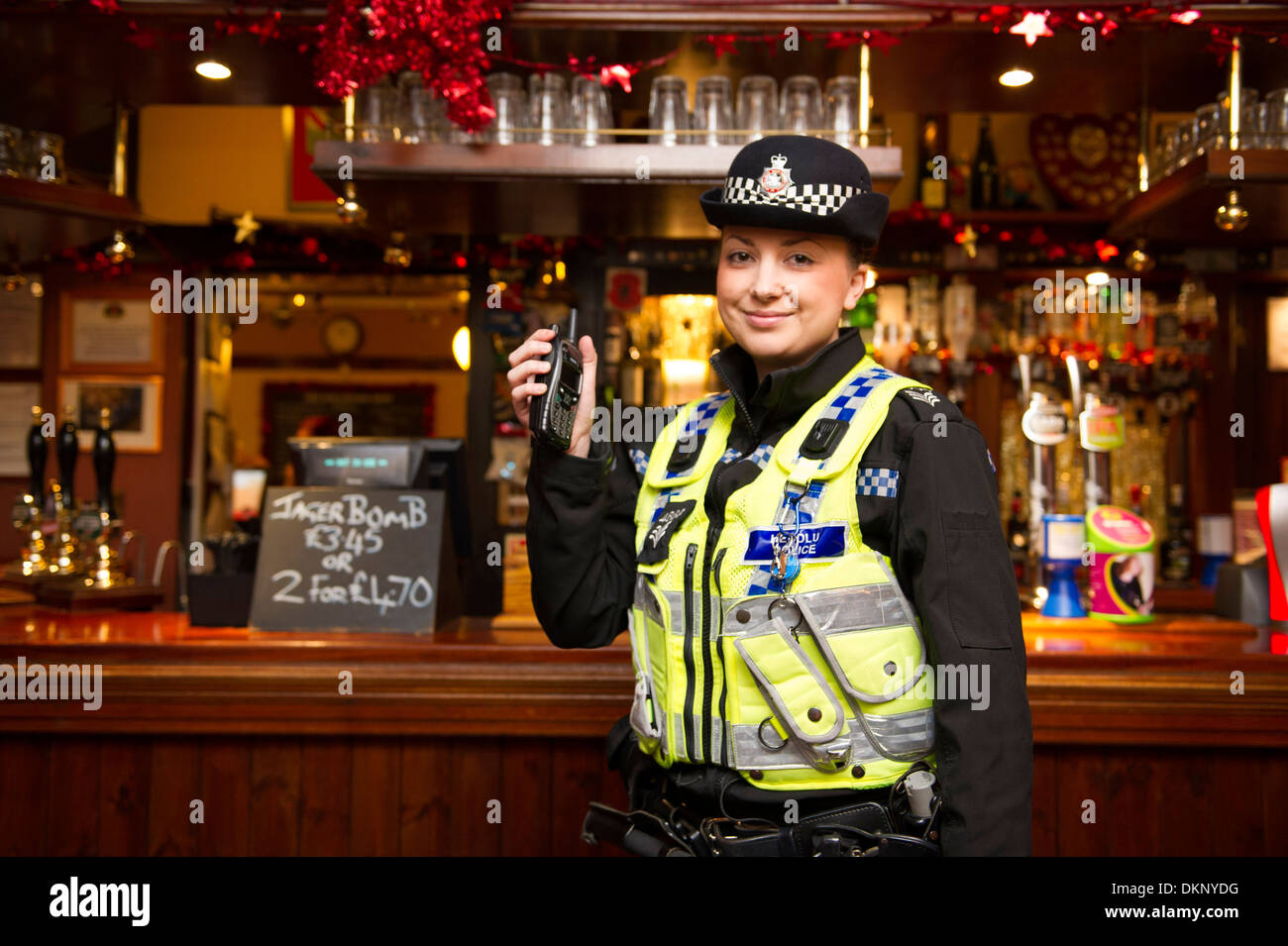 Un funzionario di polizia in un pub. Foto Stock