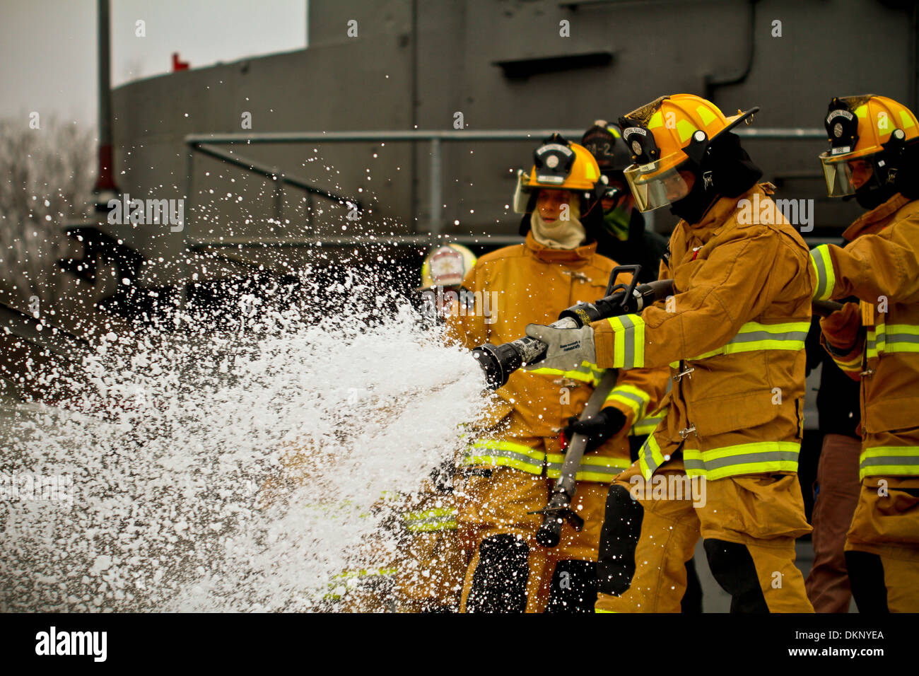 Stati Uniti Air Force protezione antincendio specialisti del New Jersey Air National Guard il 177th Fighter Wing contro un incendio durante un esercizio al Military Sealift Command Training Center East in Freehold, N.J. il Dic. 5. La struttura, che è uno dei Foto Stock