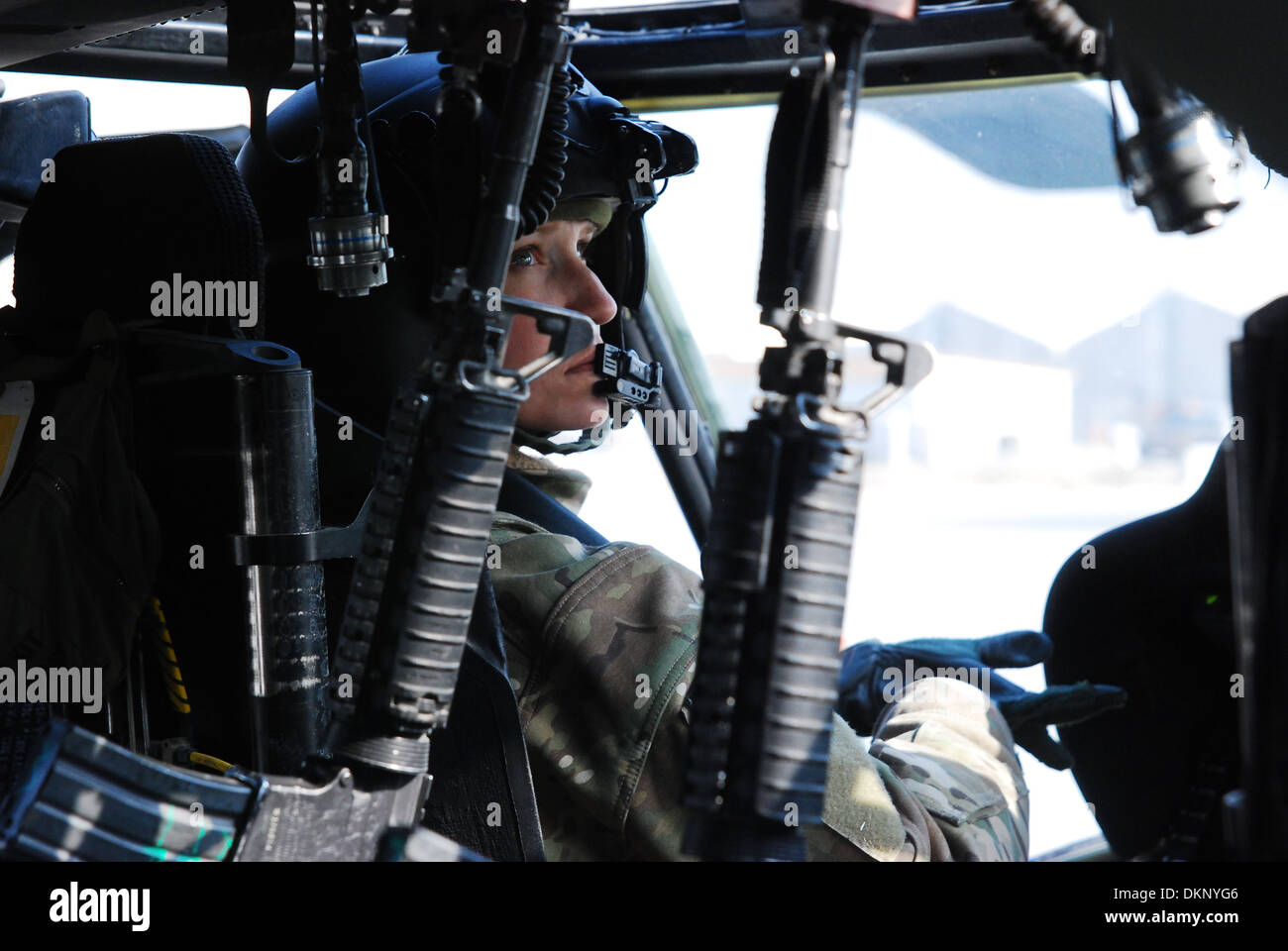 Il cap. Lisa Klekowski, un UH-60M Black Hawk elicottero pilota e il comandante della compagnia C "signori della guerra", secondo battaglione (assalto), decimo combattere la Brigata Aerea, Task Force Knighthawk, prepara il cockpit del suo aeromobile prima del lancio su un personale movemen Foto Stock