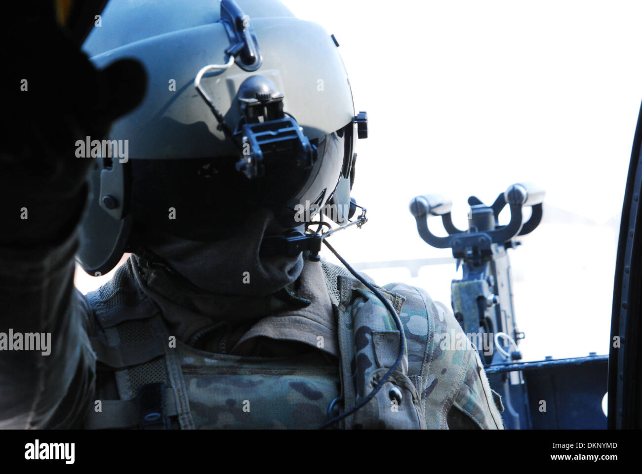 Un UH-60M Black Hawk elicottero capo equipaggio da C Company "signori della guerra", secondo battaglione (assalto), decimo combattere la Brigata Aerea, Task Force Knighthawk, si prepara a bordo del suo aereo prima di effettuare un movimento di personale missione il 4 dicembre, a Kabul Internatio Foto Stock