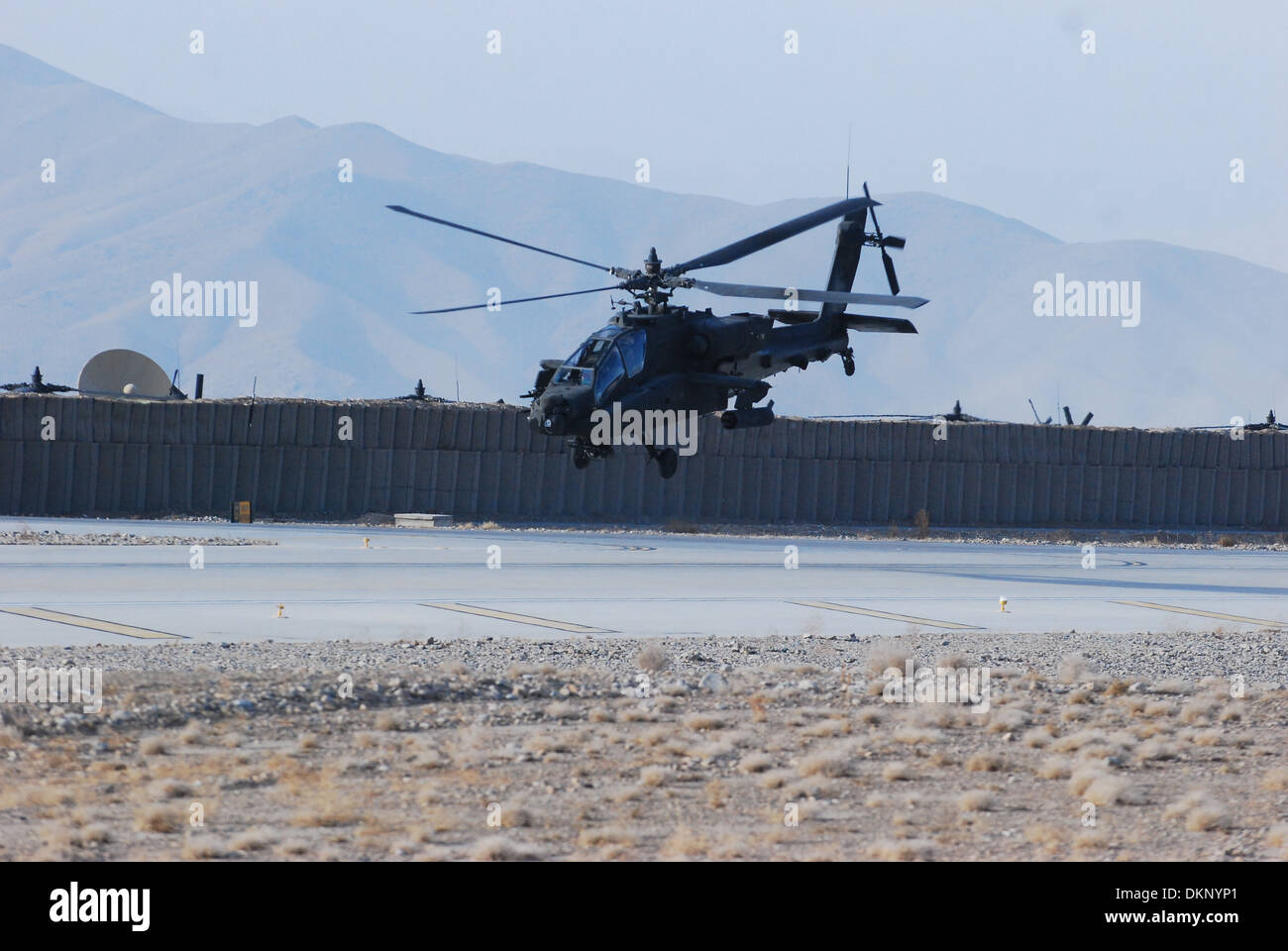 Un AH-64 elicottero Apache dal 2° Battaglione (assalto), decimo combattere la Brigata Aerea, Task Force Knighthawk, si diparte in avanti una base operativa gambo, Afghanistan, il 4 dicembre, per condurre una sicurezza e la missione di ricognizione sulla provincia di Logar. Foto Stock