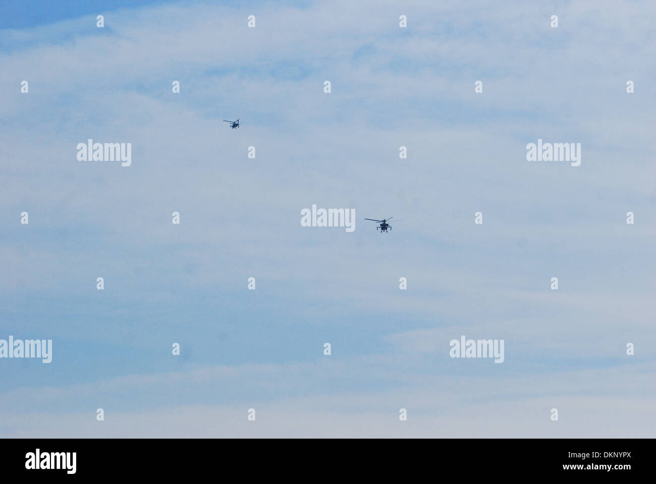 Una coppia di AH-64 elicotteri Apache dal 2° Battaglione (assalto), decimo combattere la Brigata Aerea, Task Force Knighthawk, si diparte in avanti una base operativa gambo, Afghanistan, il 4 dicembre, per condurre una sicurezza e la missione di ricognizione sulla provincia di Logar. Foto Stock