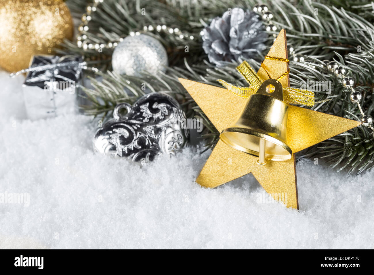 Ramo di abete con argento dorato decorazioni di Natale e neve Foto Stock