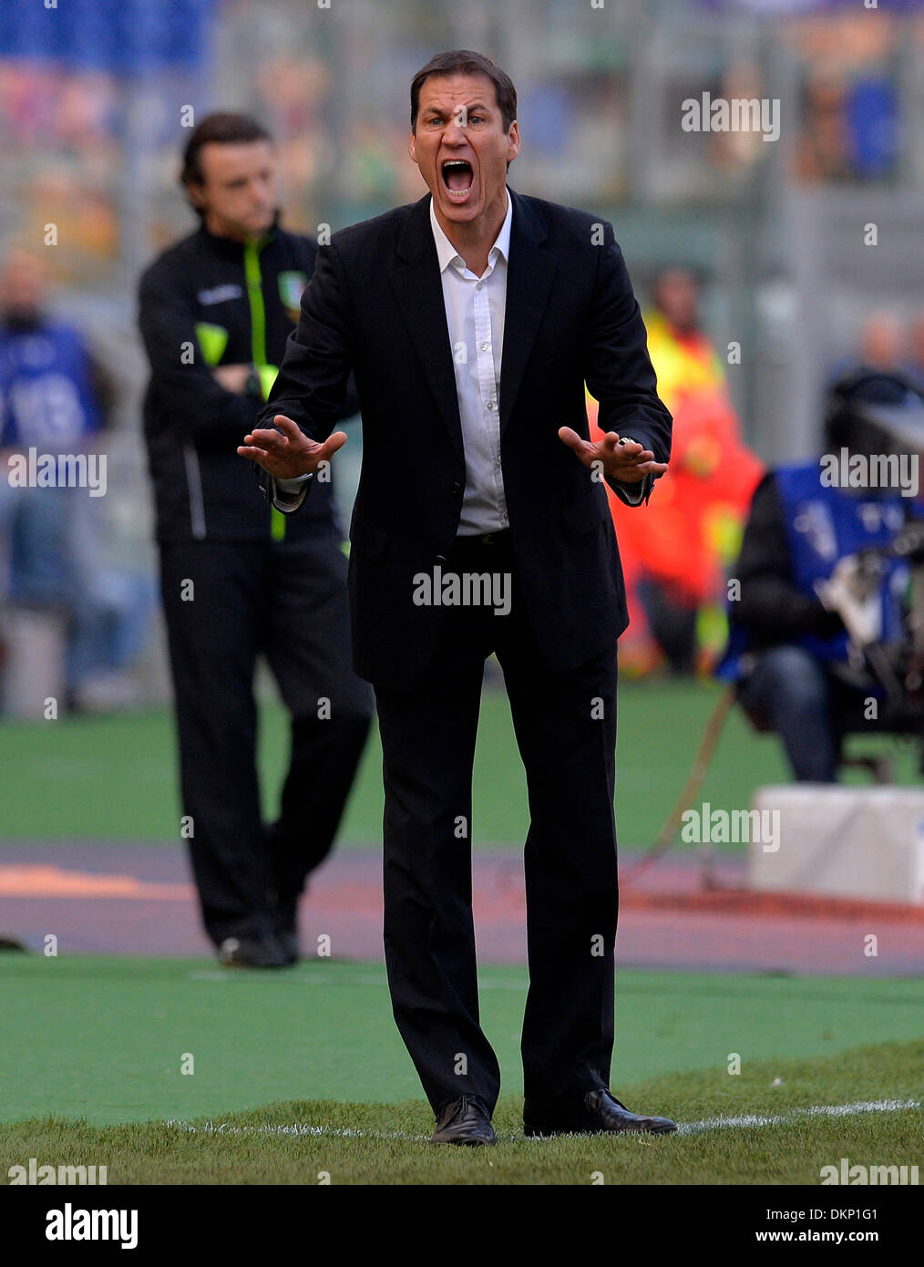 Roma, Italia. Il 9 dicembre, 2013. Come Roma's head coach Rudi Garcia reagisce durante il campionato italiano di una partita di calcio contro la Fiorentina allo stadio Olimpico di Roma, Italia, Dicembre 8, 2013. Come Roma ha vinto la partita 2-1. Credito: Alberto Lingria/Xinhua/Alamy Live News Foto Stock