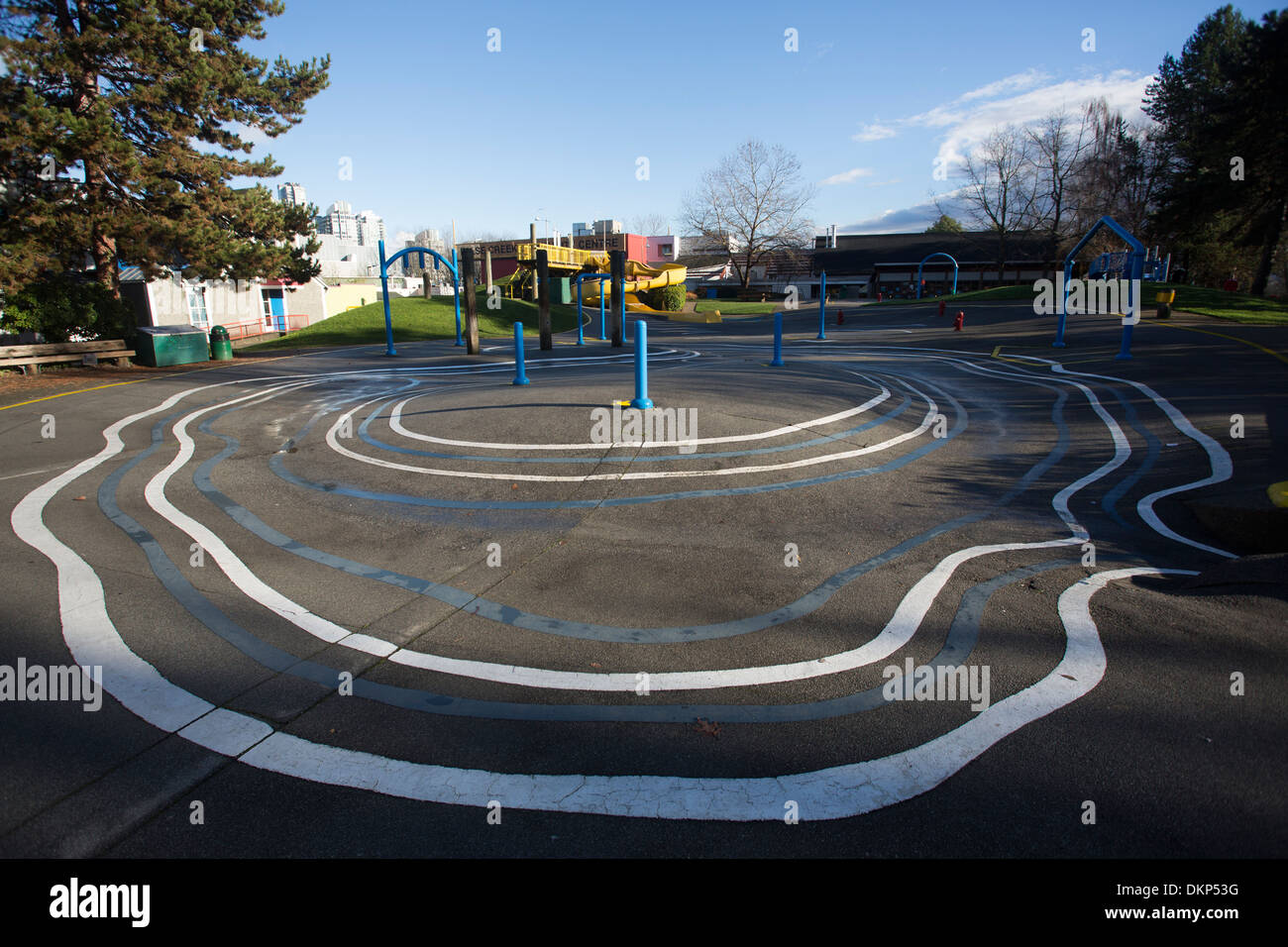 Parco giochi con dipinto di blu cerchi in False Creek, Vancouver, British Columbia, Canada. Foto Stock