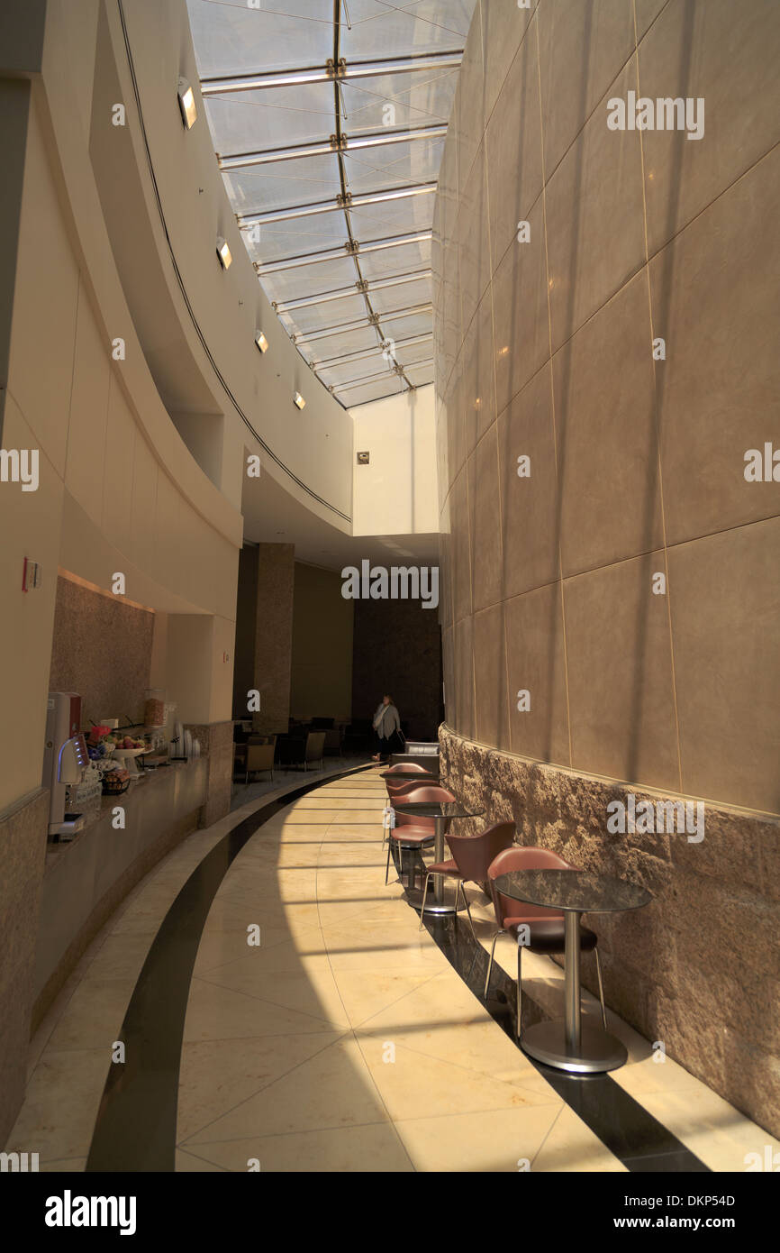 Lucernario illumina il passaggio nell'American Airline Admiral's club di Dallas Fort Worth, Texas, Stati Uniti d'America Foto Stock