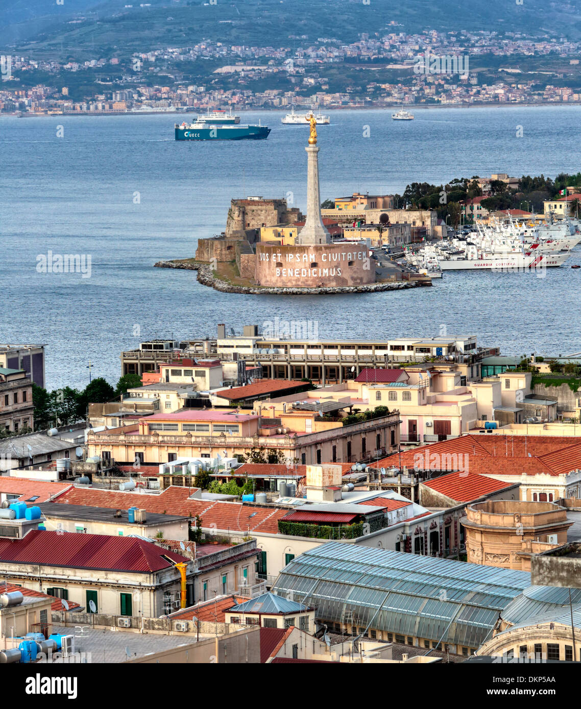 Paesaggio urbano e stretto di Messina, Messina, Sicilia, Italia Foto Stock