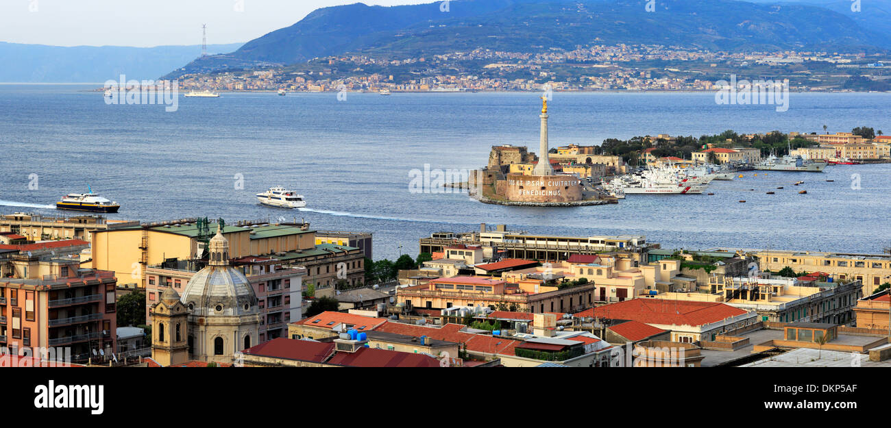 Paesaggio urbano e stretto di Messina, Messina, Sicilia, Italia Foto Stock