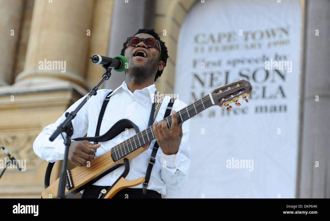 Cape Town, Sud Africa. L'8 dicembre, 2013. Neo Muyanga presso un servizio di preghiera per l ex Presidente Nelson Mandela in Dicembre 8, 2013 a Cape Town, Sud Africa. Icona del mondo Nelson Mandela passate tranquillamente la sera del 5 dicembre 2013 nella sua casa di Houghton con la famiglia. In tutto il mondo le persone si sono riuniti, in lutto per la perdita di Tata Madiba. Credito: Leanne Stander/Foto24 /Gallo Immagini/Alamy Live News Foto Stock