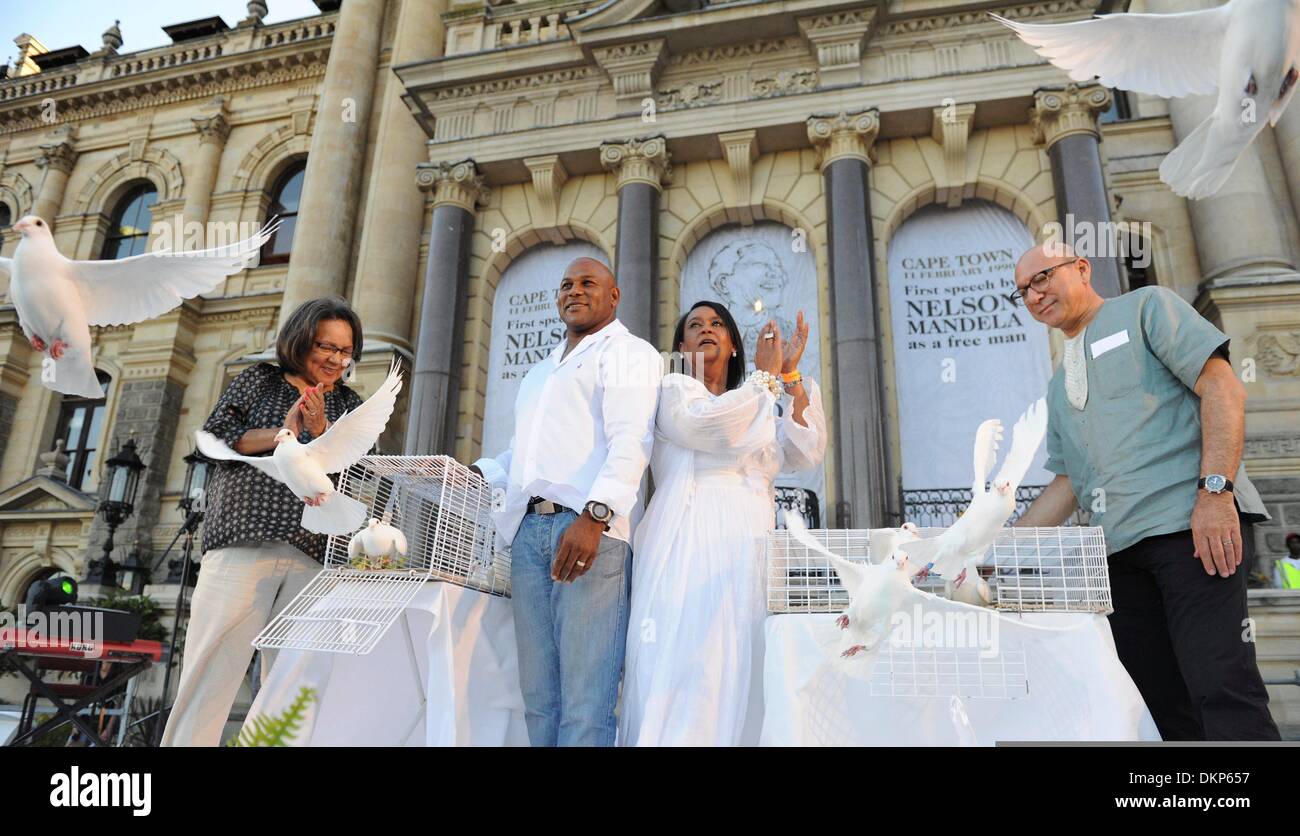 Cape Town, Sud Africa. L'8 dicembre, 2013. Patricia de Lille, Chester Williams, Vicky Sampson e Trevor Manuel presso un servizio di preghiera per l ex Presidente Nelson Mandela in Dicembre 8, 2013 a Cape Town, Sud Africa. Icona del mondo Nelson Mandela passate tranquillamente la sera del 5 dicembre 2013 nella sua casa di Houghton con la famiglia. In tutto il mondo le persone si sono riuniti, in lutto per la perdita di Tata Madiba. Credito: Leanne Stander/Foto24 /Gallo Immagini/Alamy Live News Foto Stock