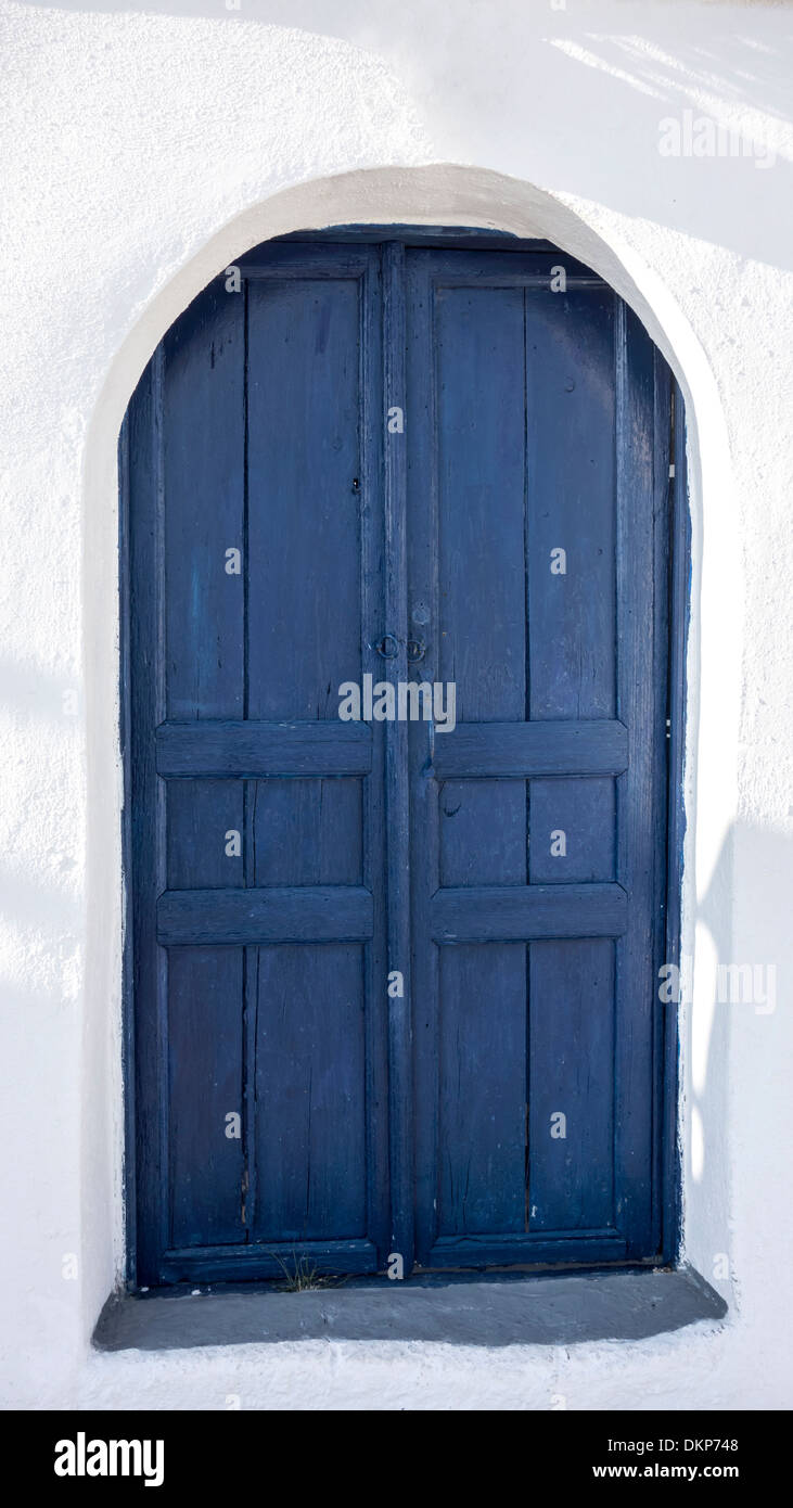 Porta blu e la casa bianca a Santorini, Grecia Foto Stock