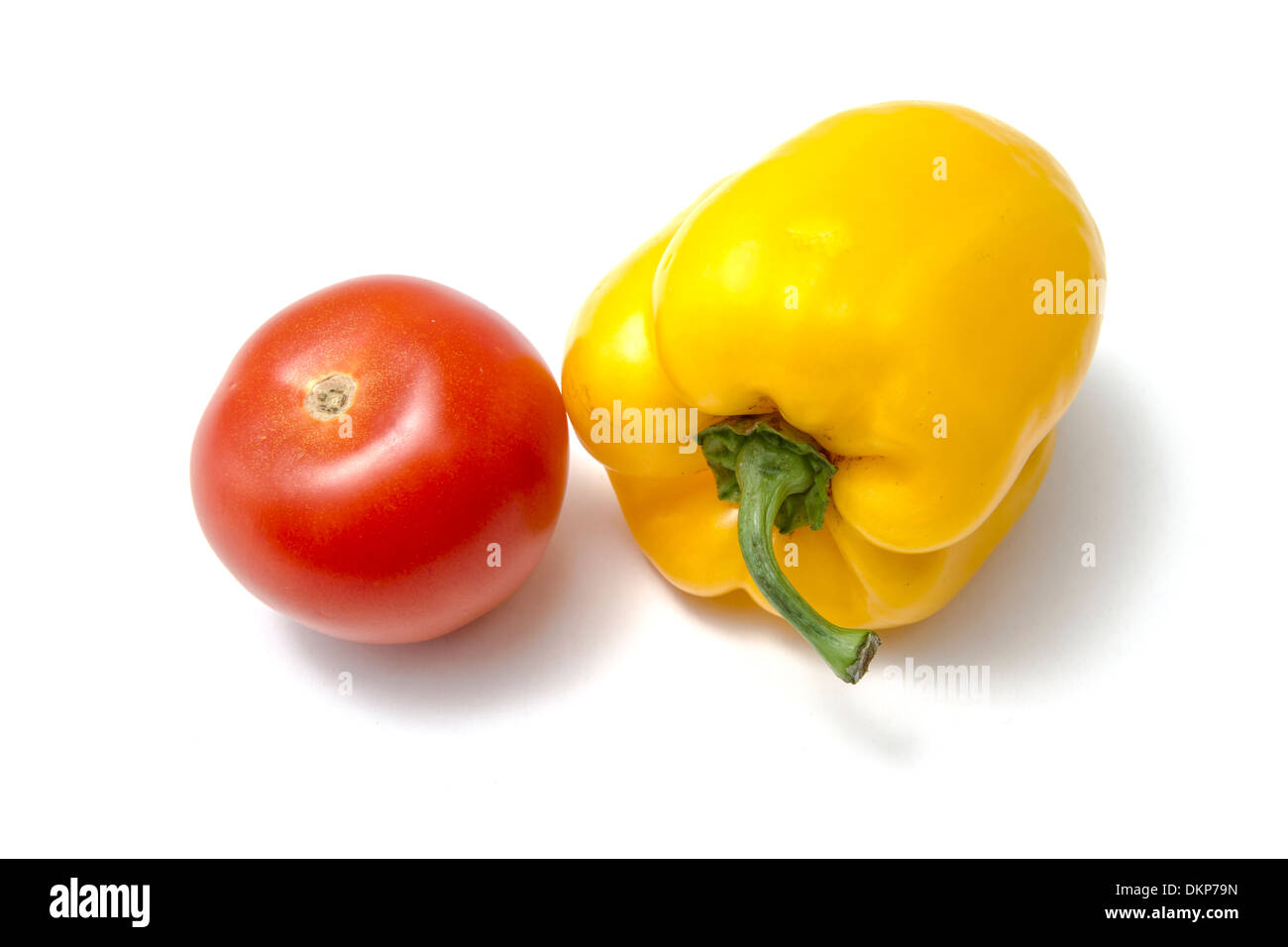 Rosso pomodoro e peperone giallo closeup su sfondo bianco Foto Stock