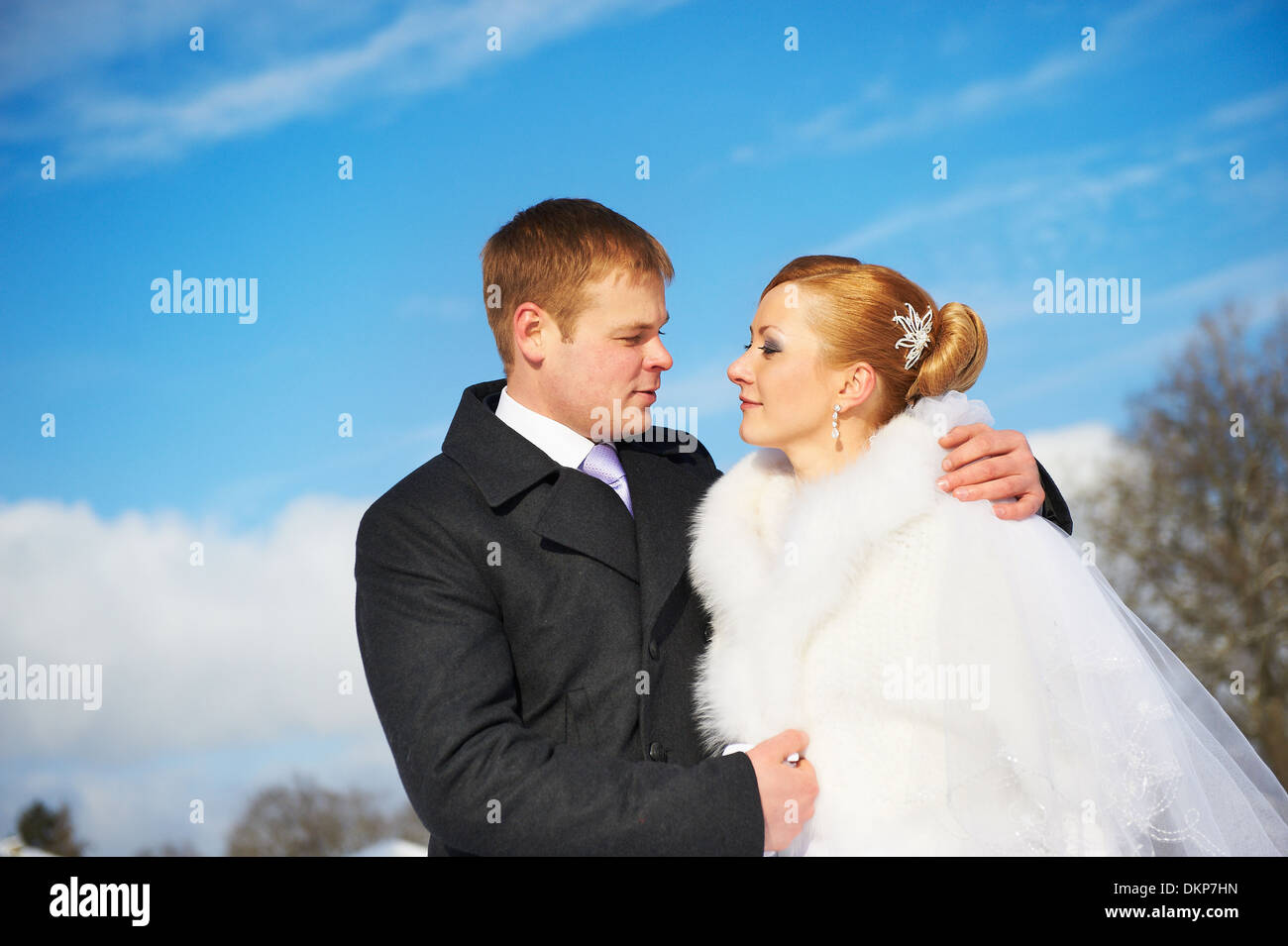 Felice sposa e lo sposo il giorno delle nozze sfondo cielo Foto Stock